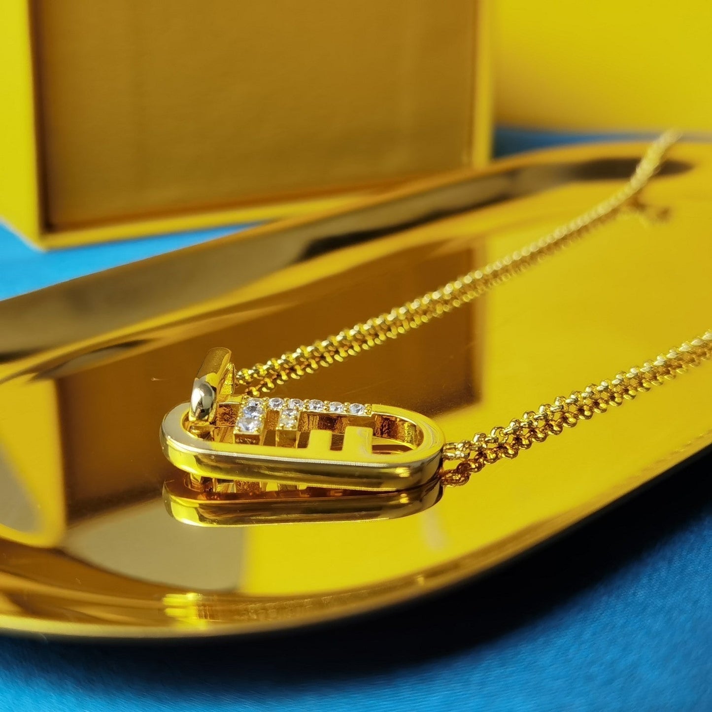 Luxury FendiO'LOCK GOLD DIAMOND NECKLACE