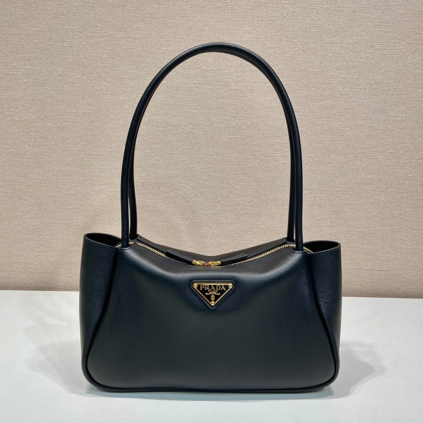Luxury Prada28 LARGE BLACK CALFSKIN HANDBAG