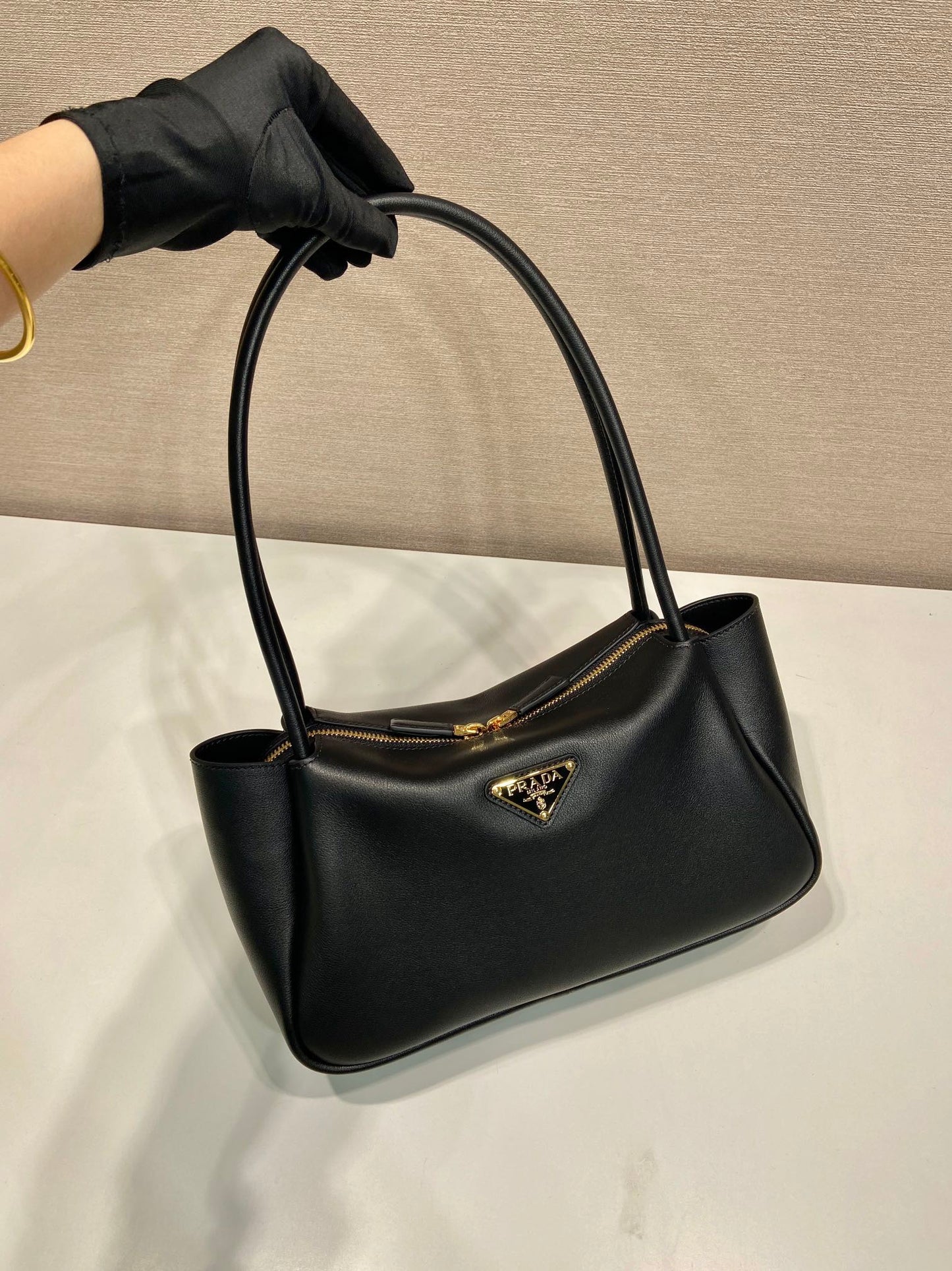Luxury Prada28 LARGE BLACK CALFSKIN HANDBAG