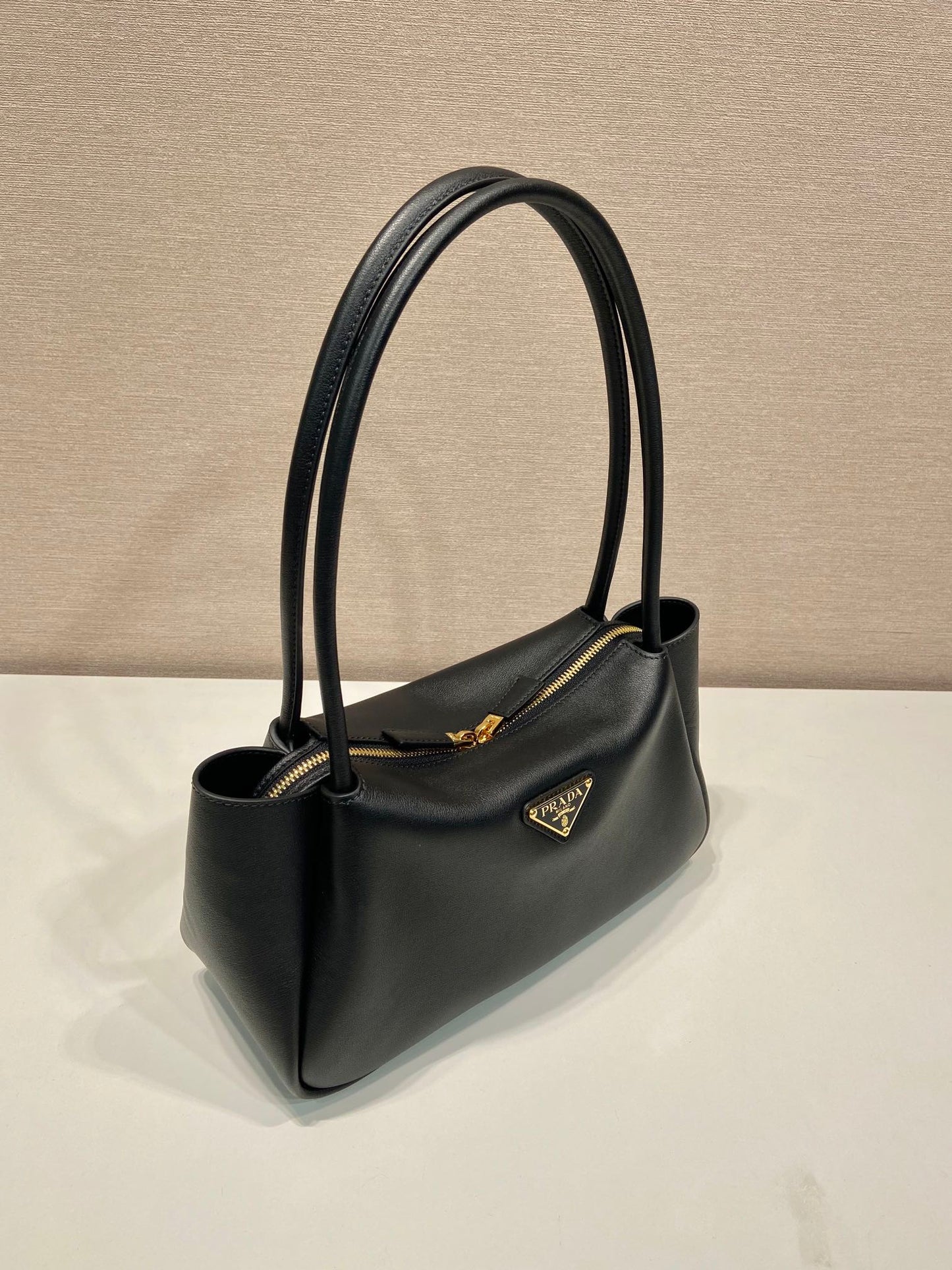 Luxury Prada28 LARGE BLACK CALFSKIN HANDBAG