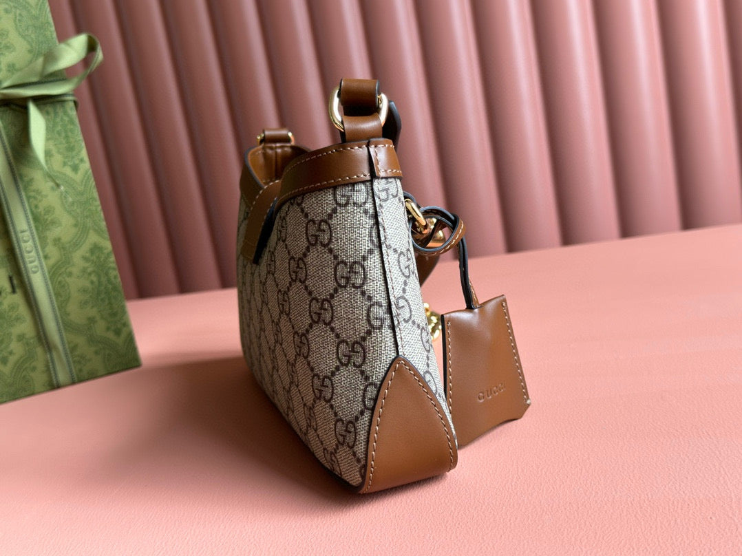 Luxury Gucci GG supreme padlock small 26cm small shoulder bag