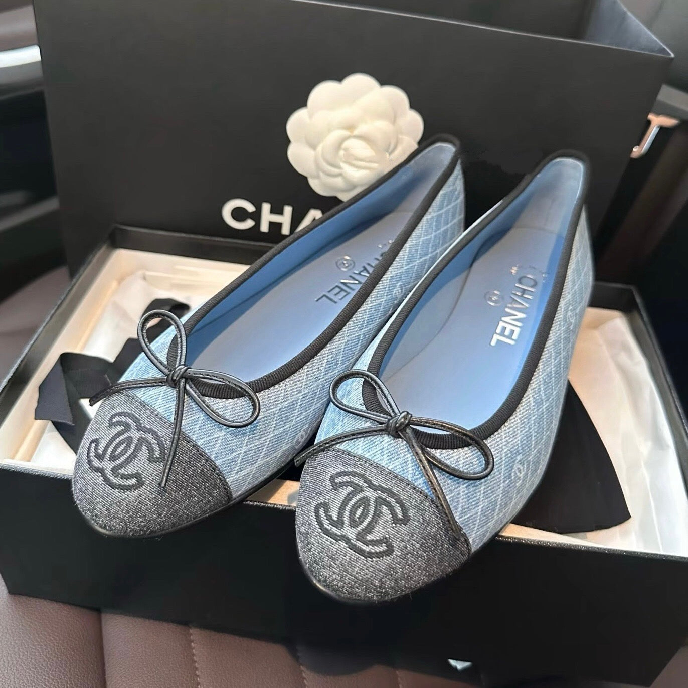 Luxury Chanel 25 Ballet Flat Blue Denim White Quilted