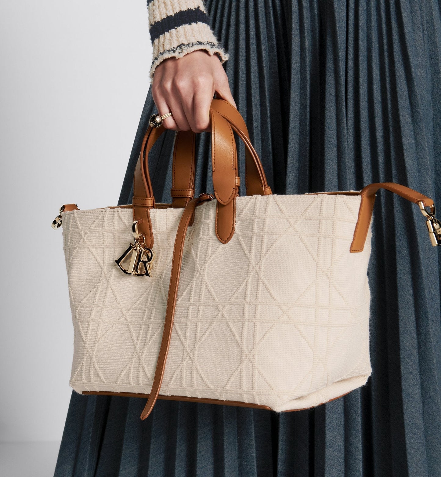 Medium Luxury Dior Toujours Bag Beige Macrocannage Pibiones-Woven Cotton