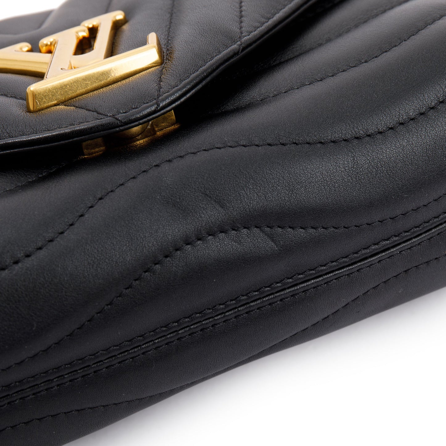 Louis Vuitton 2021 Black Cowhide Leather New Wave Chain Bag MM