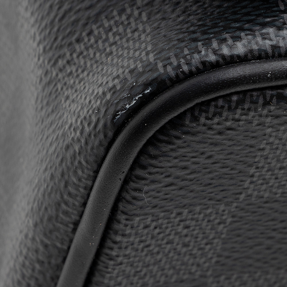Louis Vuitton Damier Graphite District MM Messenger Bag (SHF-19605)