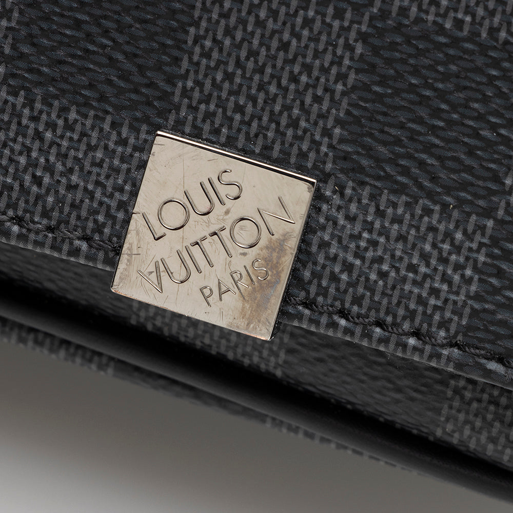 Louis Vuitton Damier Graphite District MM Messenger Bag (SHF-19605)