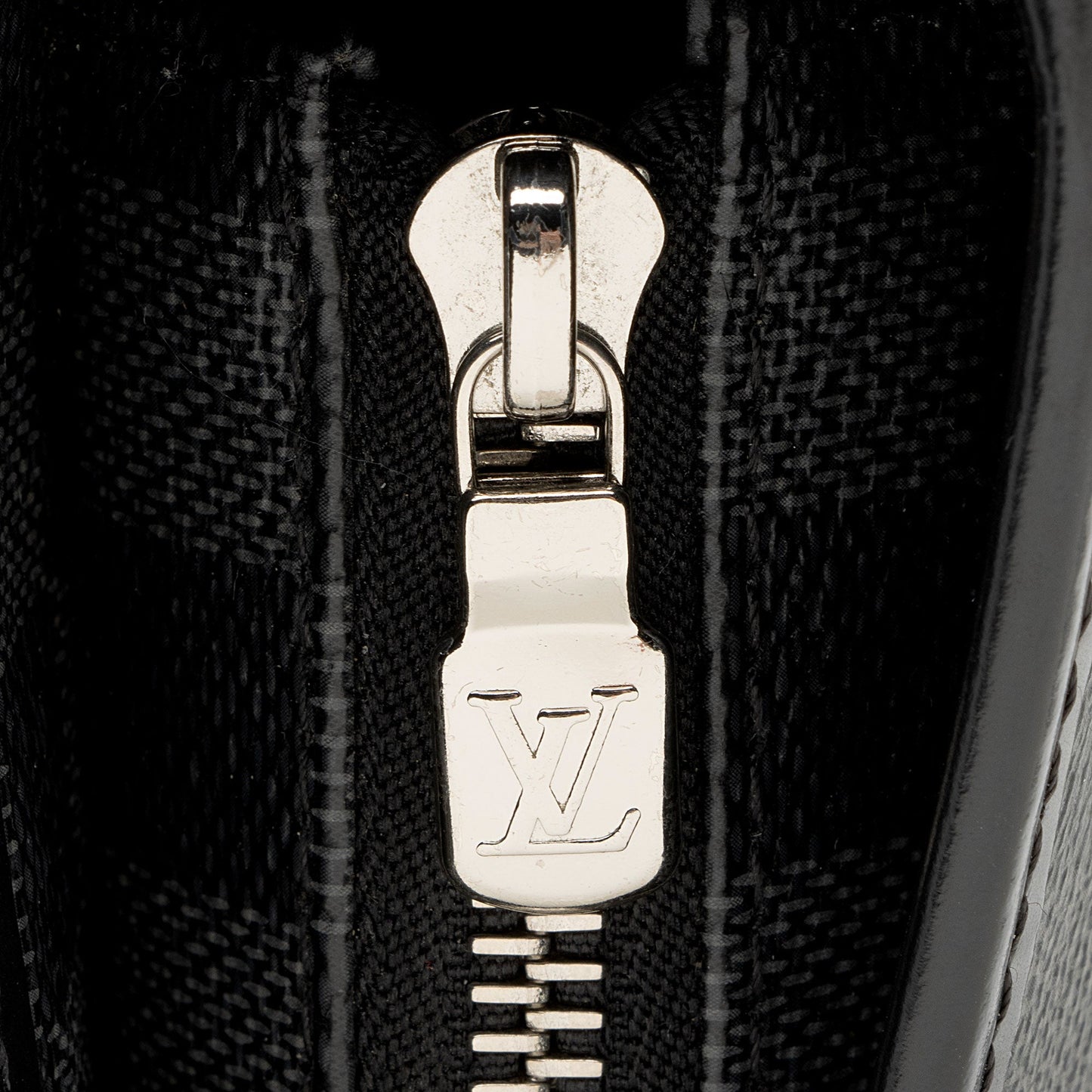 Louis Vuitton Damier Graphite Tadao PM Tote (SHF-Oxs4yX)