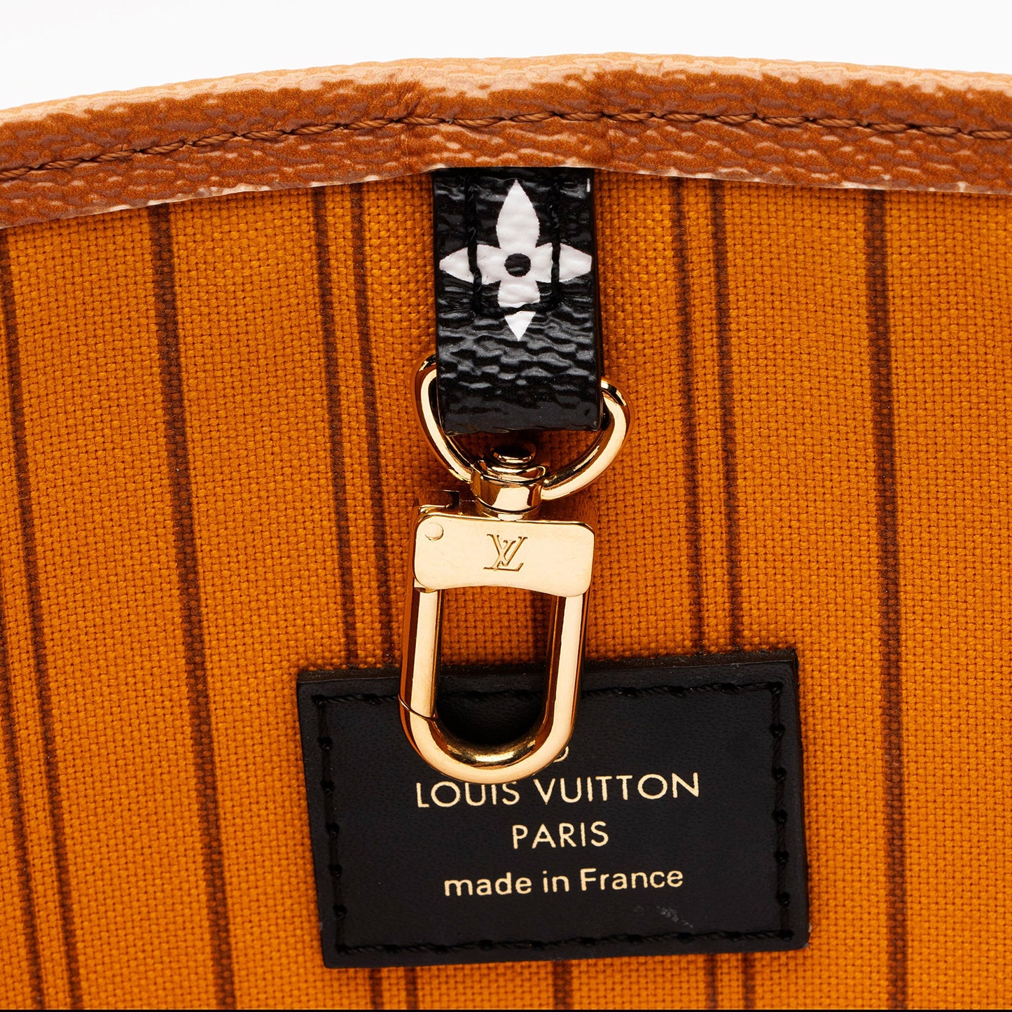 Louis Vuitton Giant Monogram Canvas Jungle Onthego GM Tote (SHF-UZF7TB)
