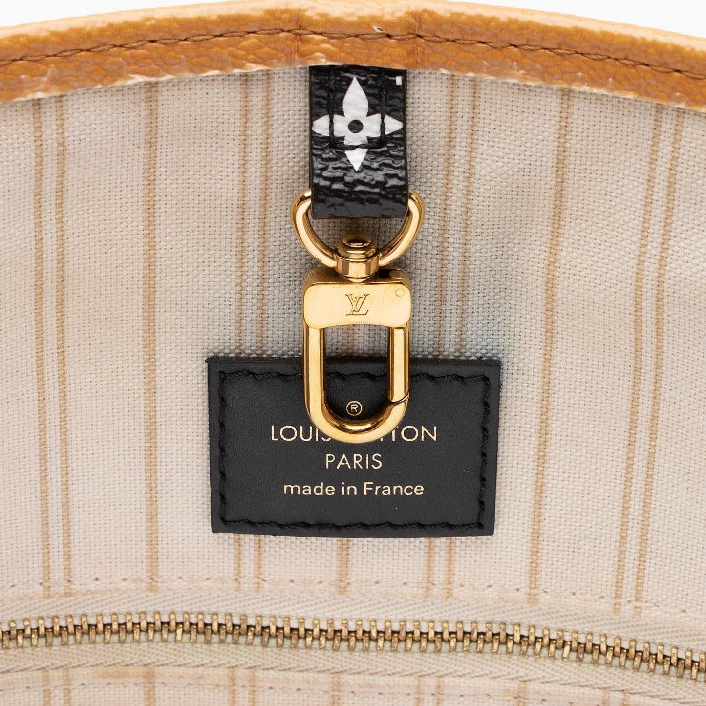 Louis Vuitton Giant Monogram Canvas Jungle Onthego GM Tote (SHF-MrFGqD)
