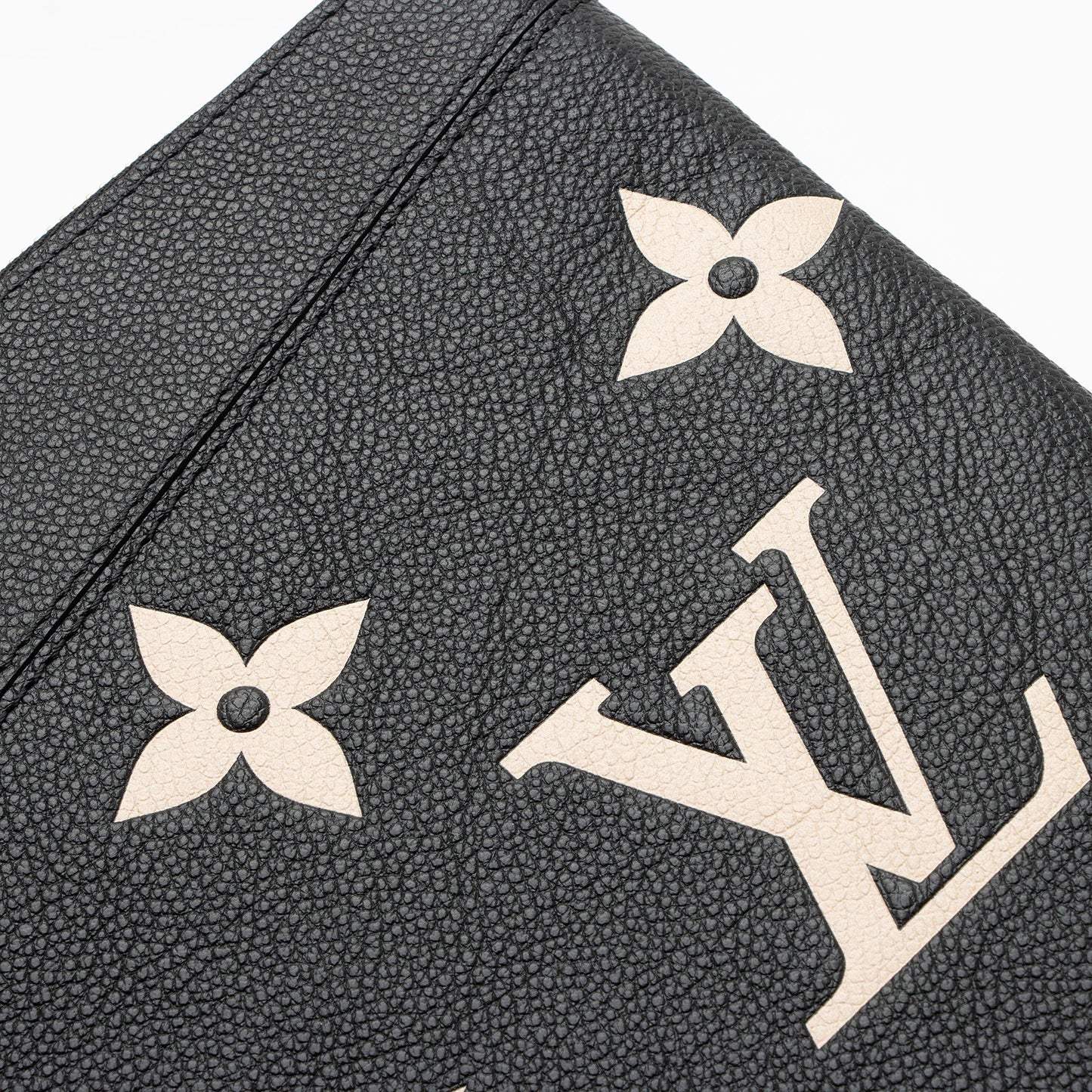 Louis Vuitton Giant Monogram Empreinte Daily Pouch (SHF-mZDtSZ)