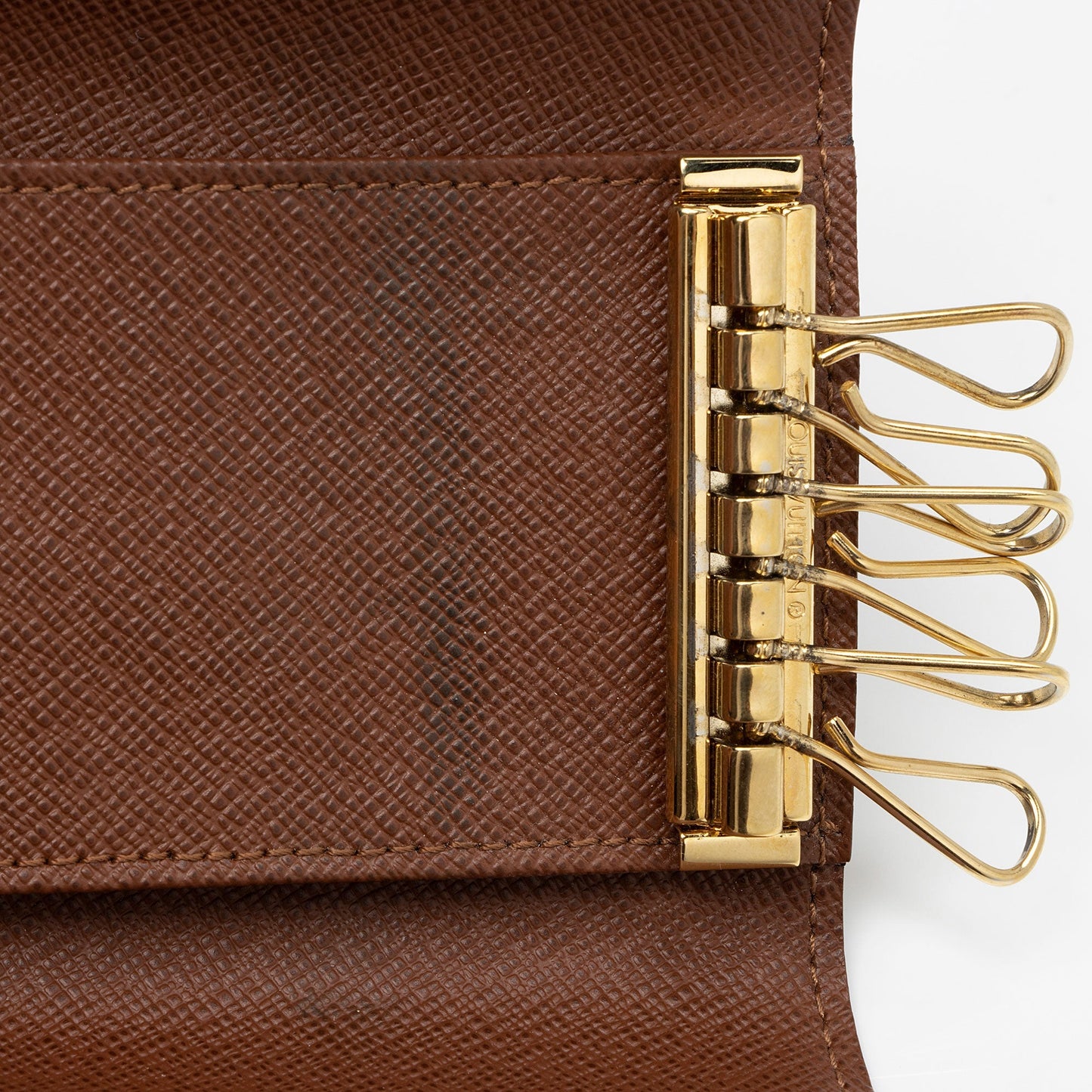 Louis Vuitton Monogram Canvas 6 Key Holder (SHF-QTdBZ7)