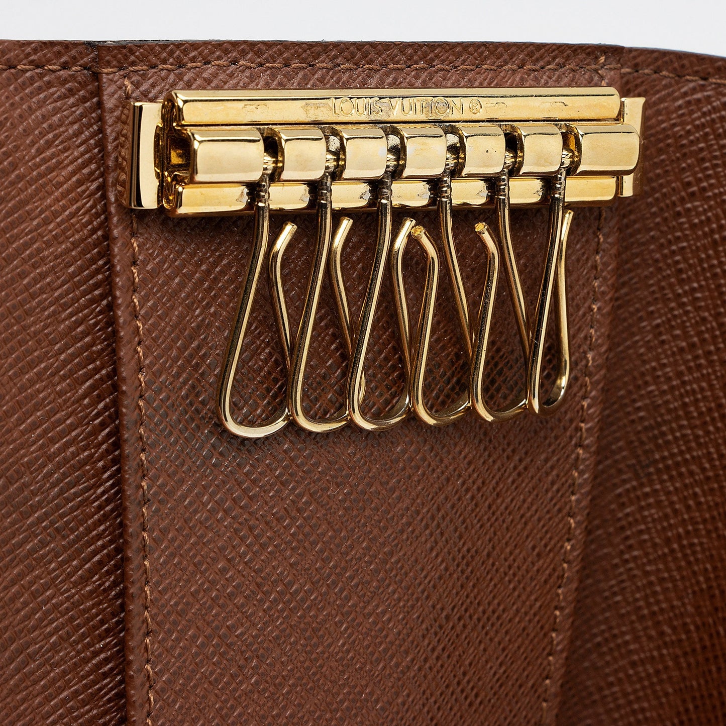 Louis Vuitton Monogram Canvas 6 Key Holder (SHF-QTdBZ7)