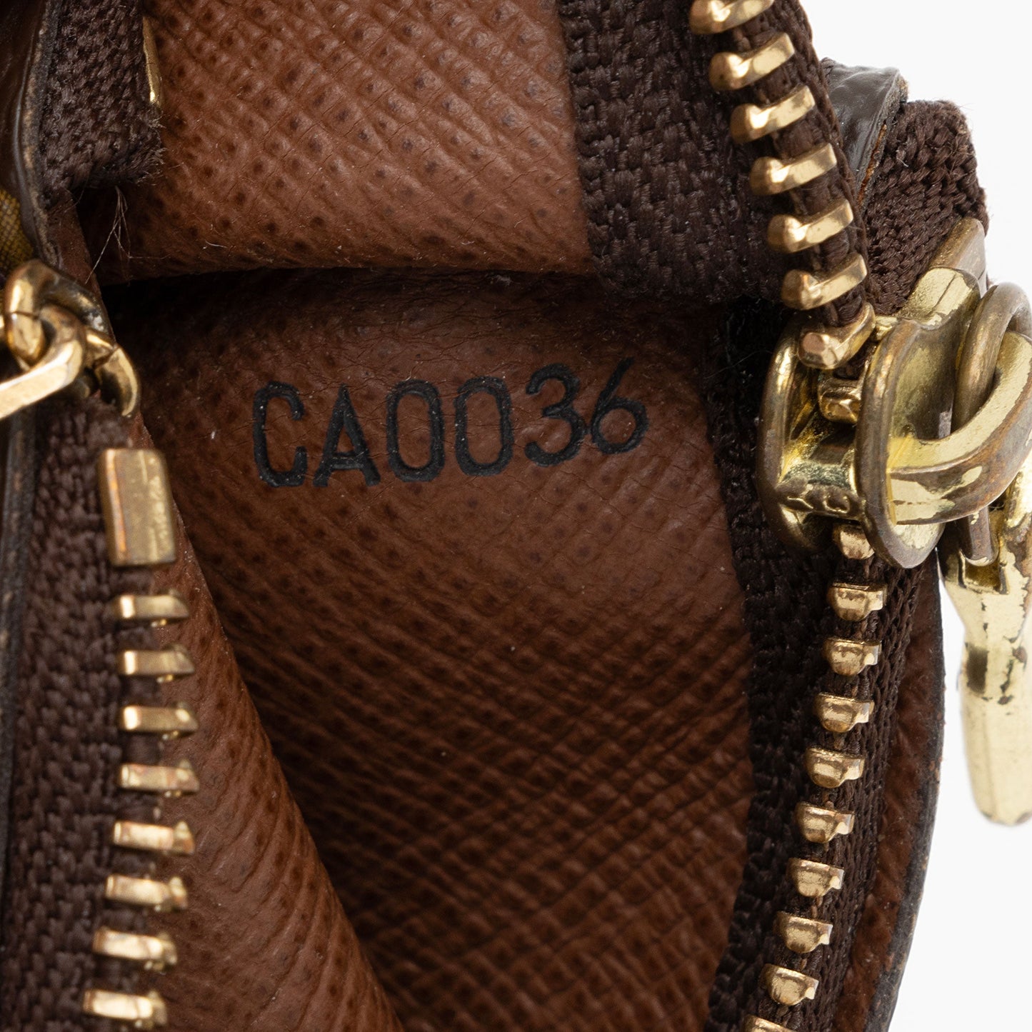 Louis Vuitton Monogram Canvas Key Pouch (SHF-cE2y5Q)