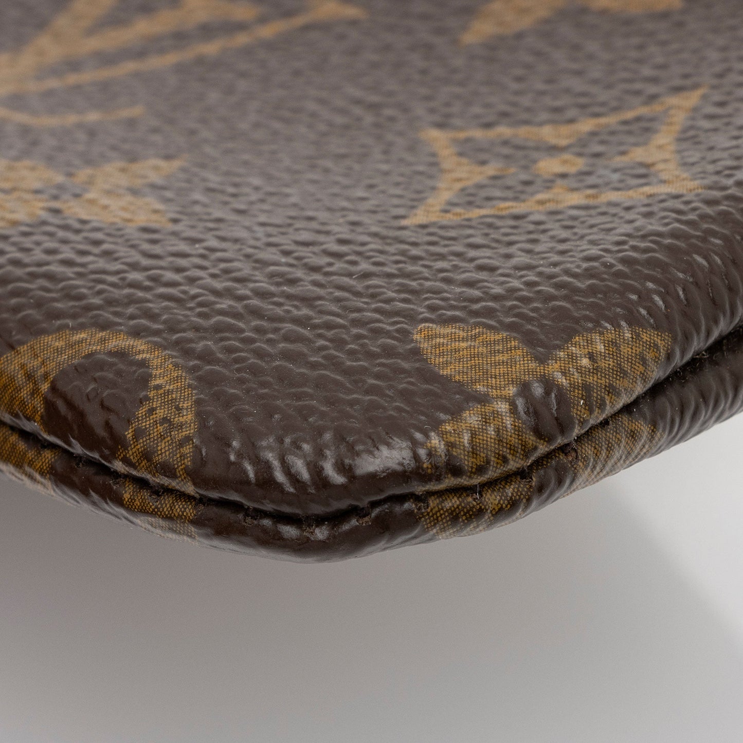 Louis Vuitton Monogram Canvas Key Pouch (SHF-cE2y5Q)