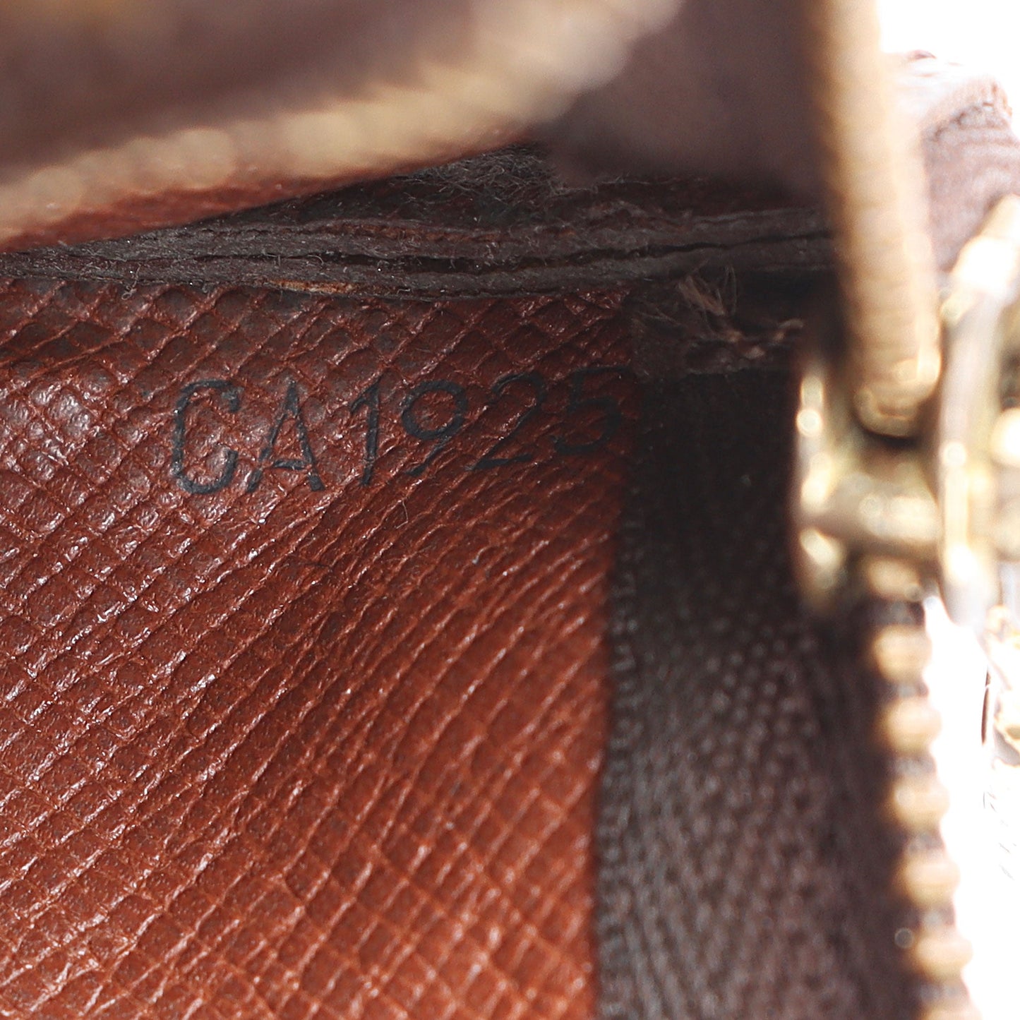 Louis Vuitton Monogram Canvas Key Pouch (SHF-jtAIXX)