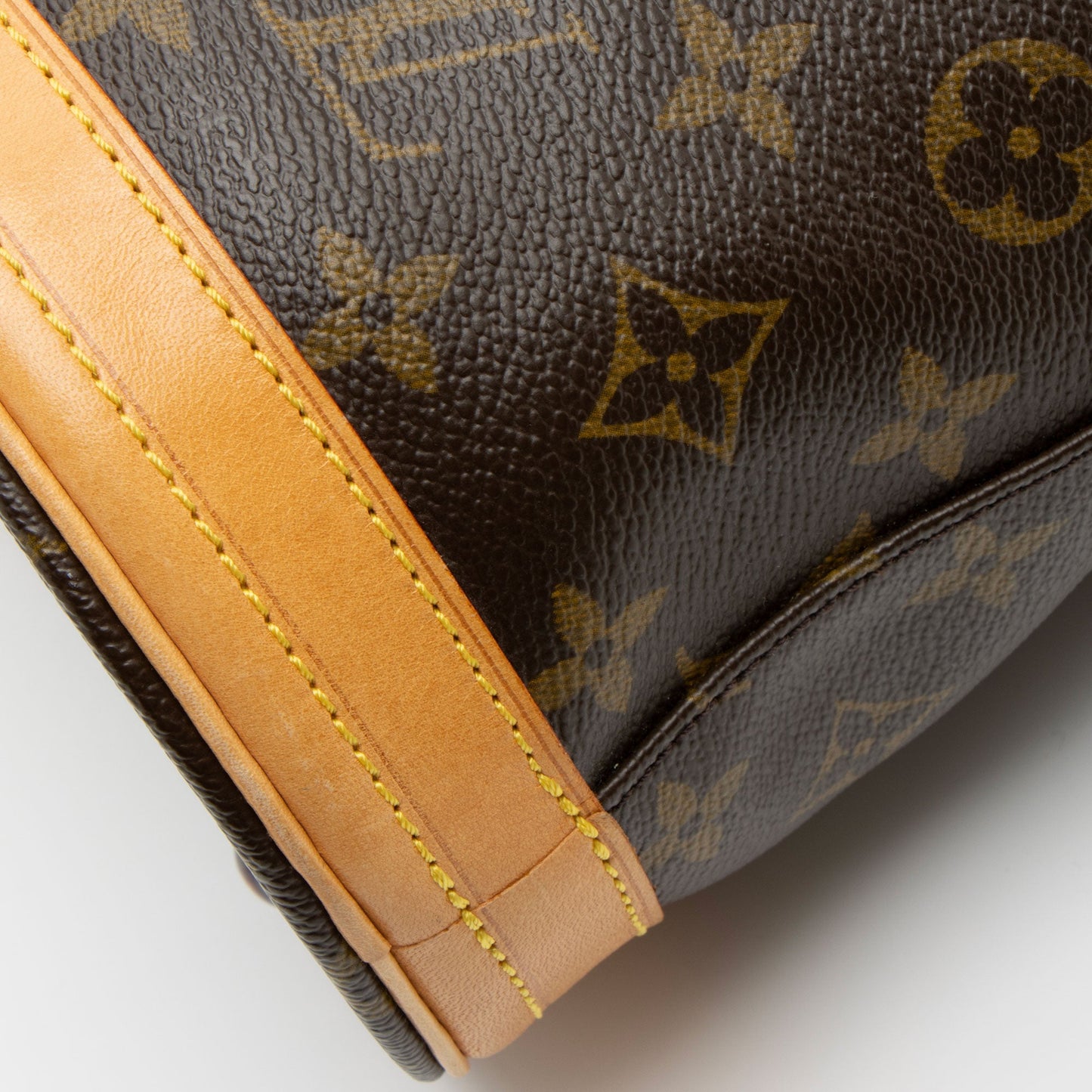 Louis Vuitton Monogram Canvas Petit Bucket Tote (SHF-7aH0Xv)