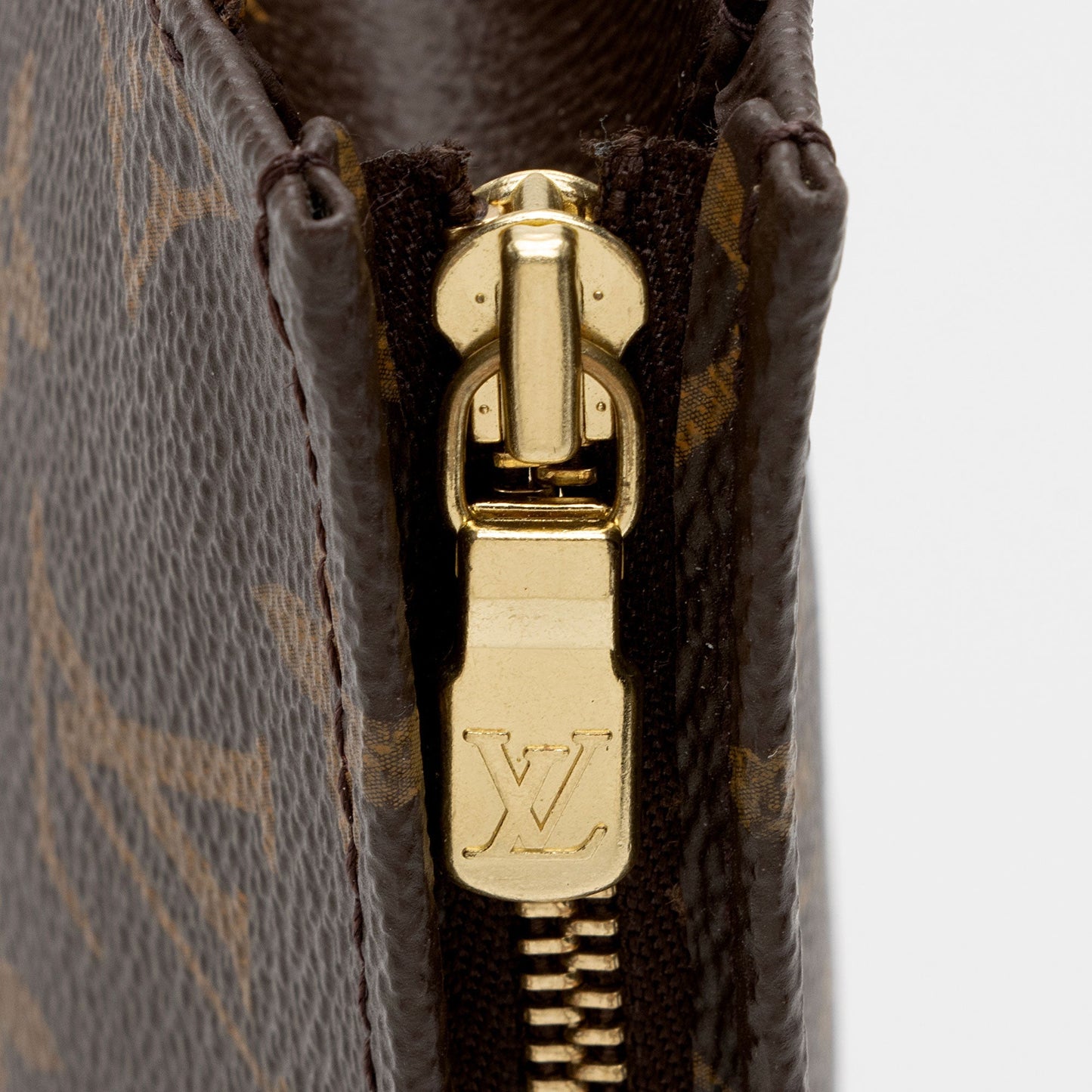 Louis Vuitton Monogram Canvas Toiletry Pouch 26 (SHF-KtjvhS)