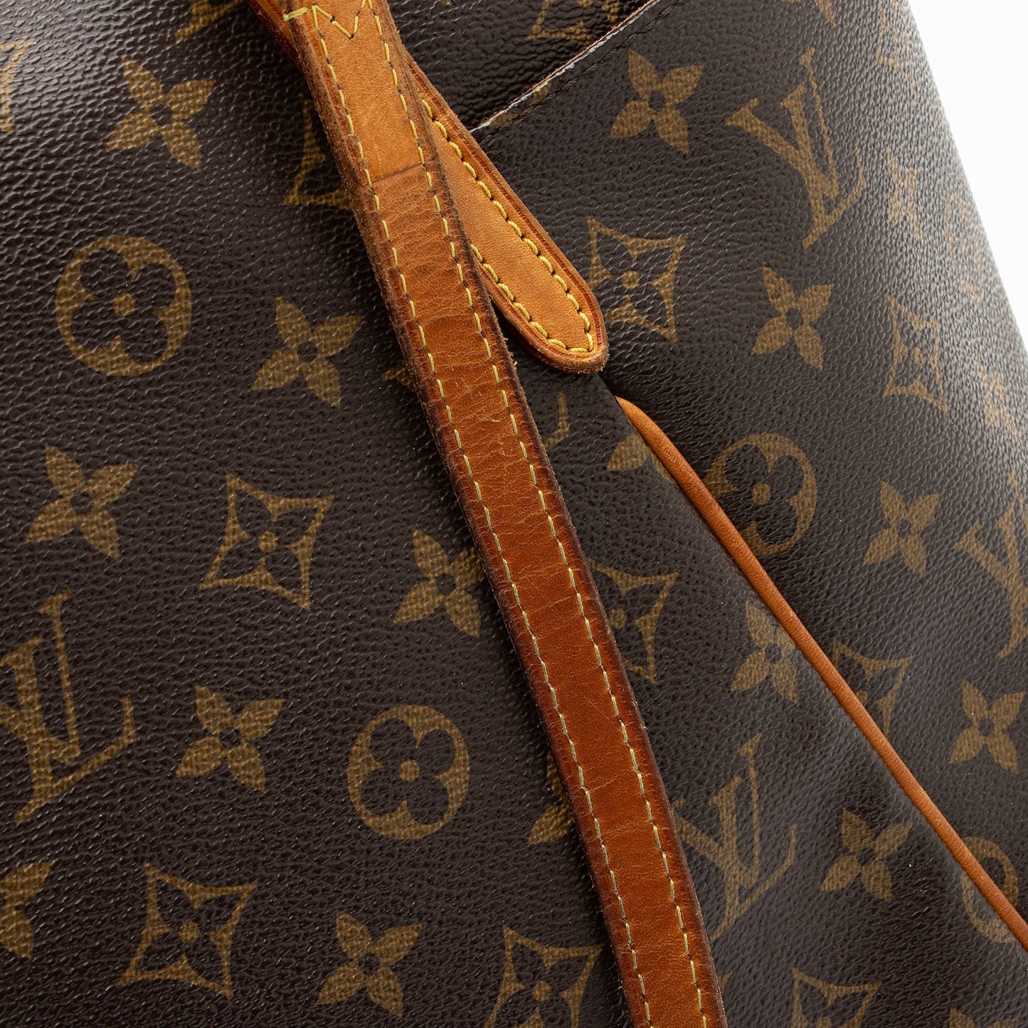 Louis Vuitton Monogram Canvas Totally MM Tote (SHF-LGduxF)