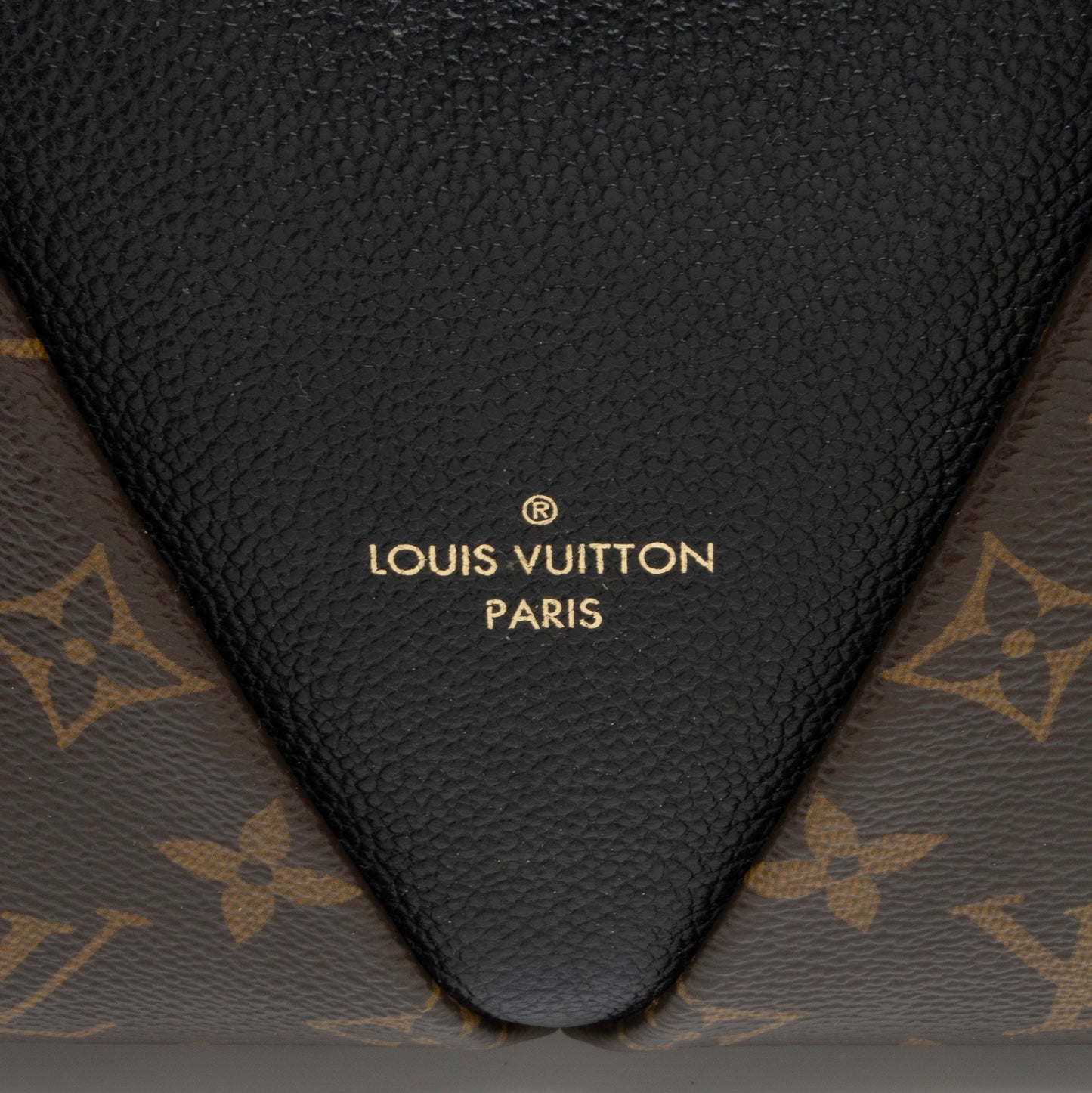 Louis Vuitton Monogram Canvas V Tote BB (SHF-Qq3jnD)
