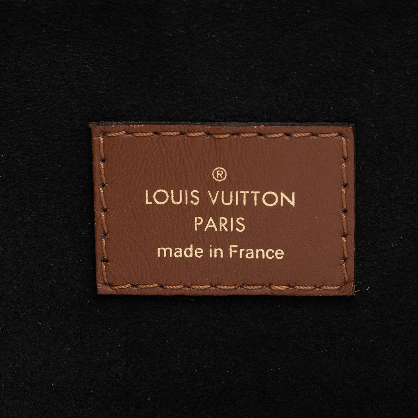 Louis Vuitton Monogram Canvas V Tote MM (SHF-xfJRm0)