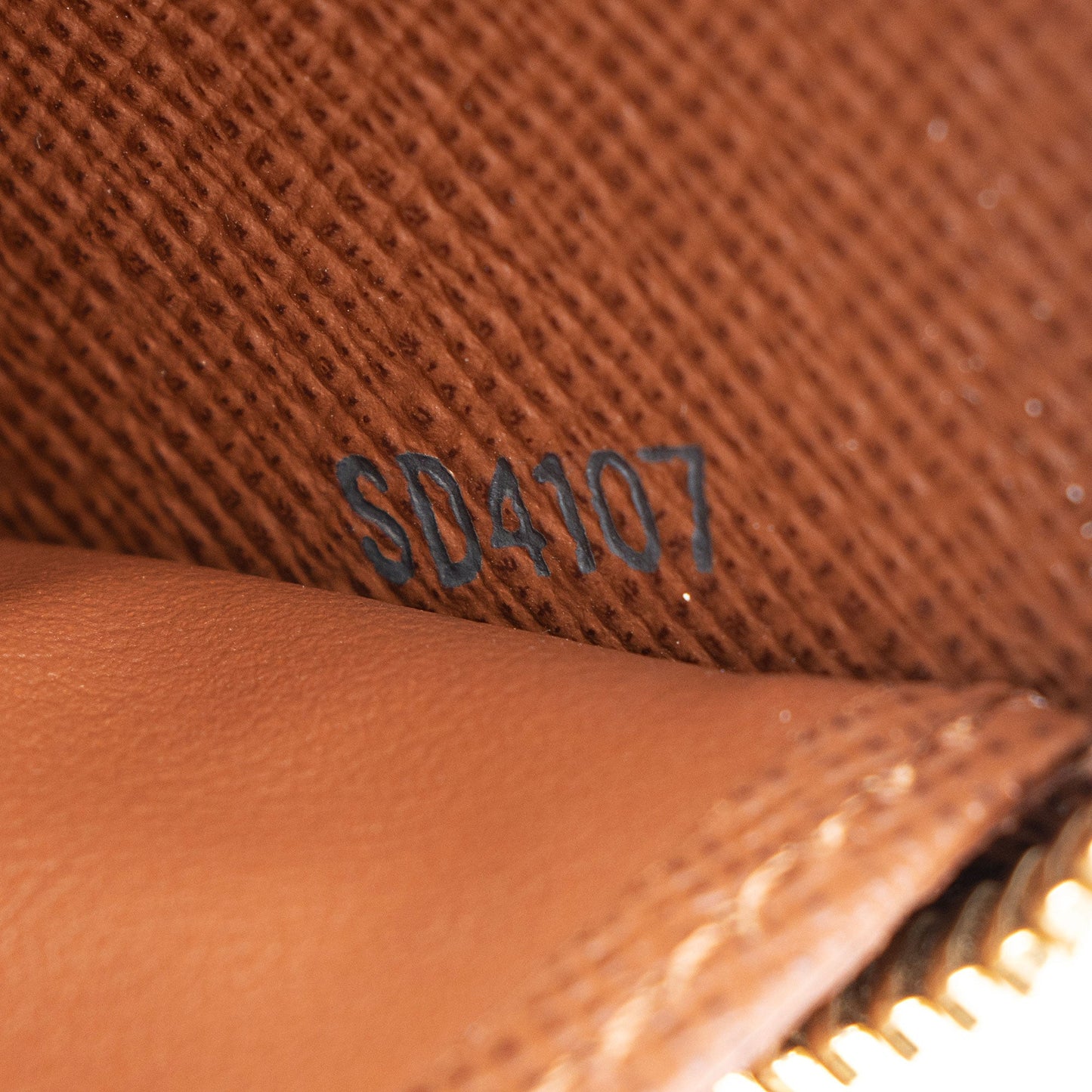 Louis Vuitton Monogram Canvas Zippy Wallet (SHF-hz0xq2)