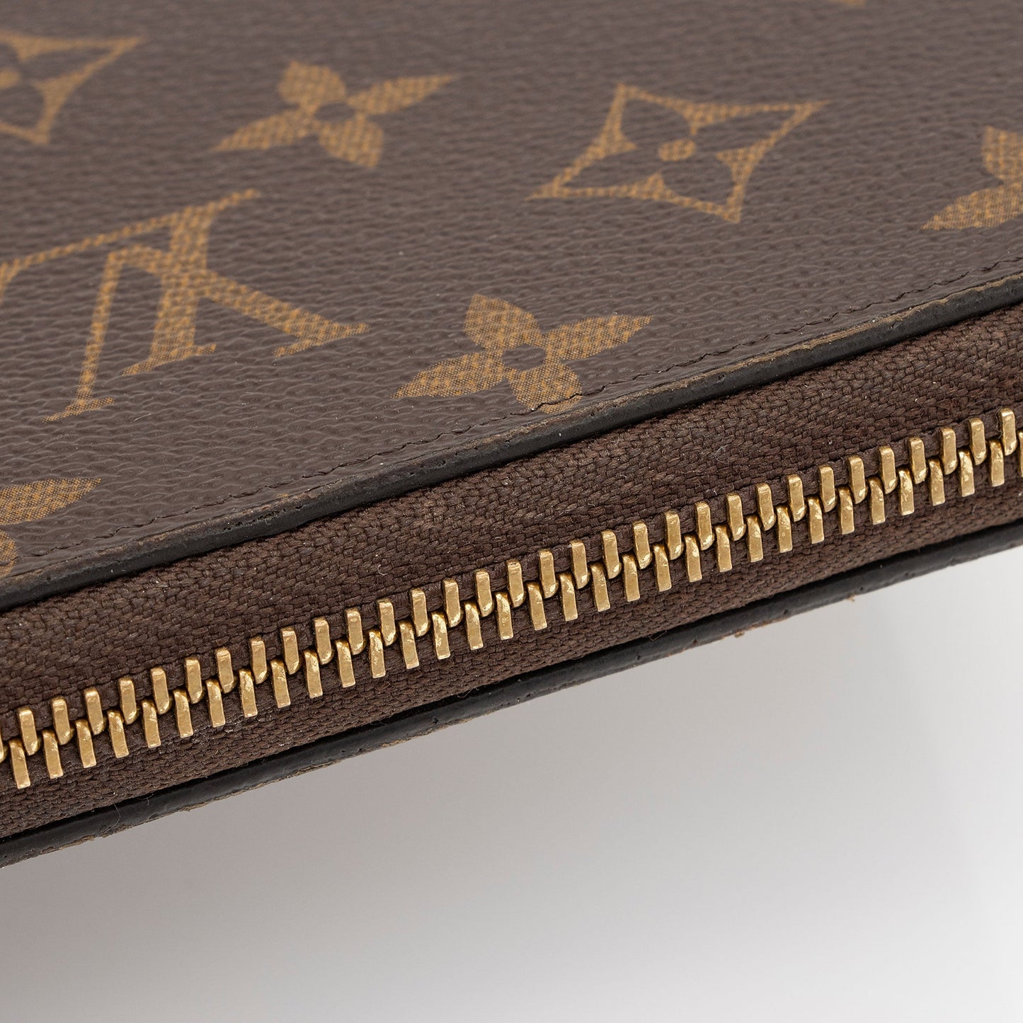 Louis Vuitton Monogram Canvas Zippy Wallet (SHF-JxPPMQ)