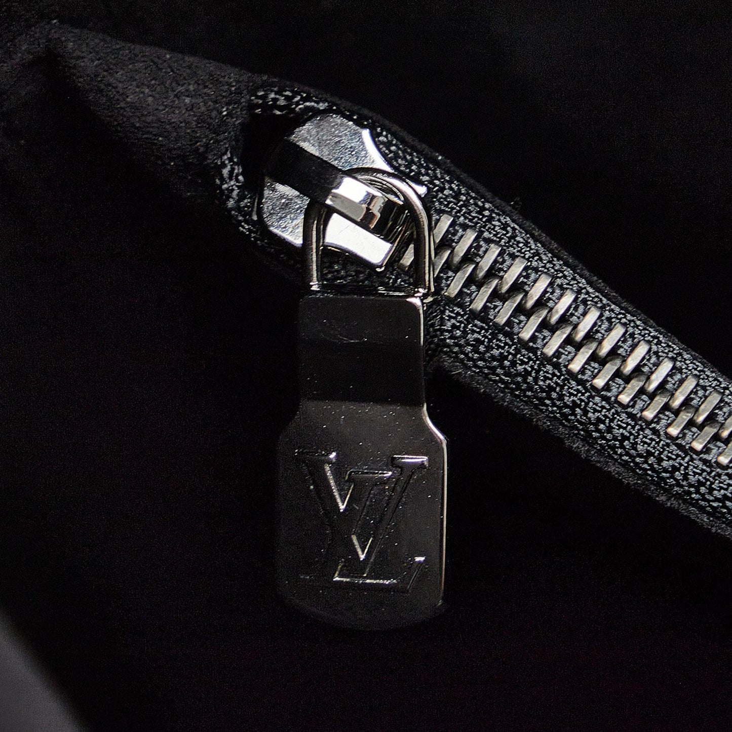 Louis Vuitton Monogram Eclipse North South Tote (SHG-k4XCz5)