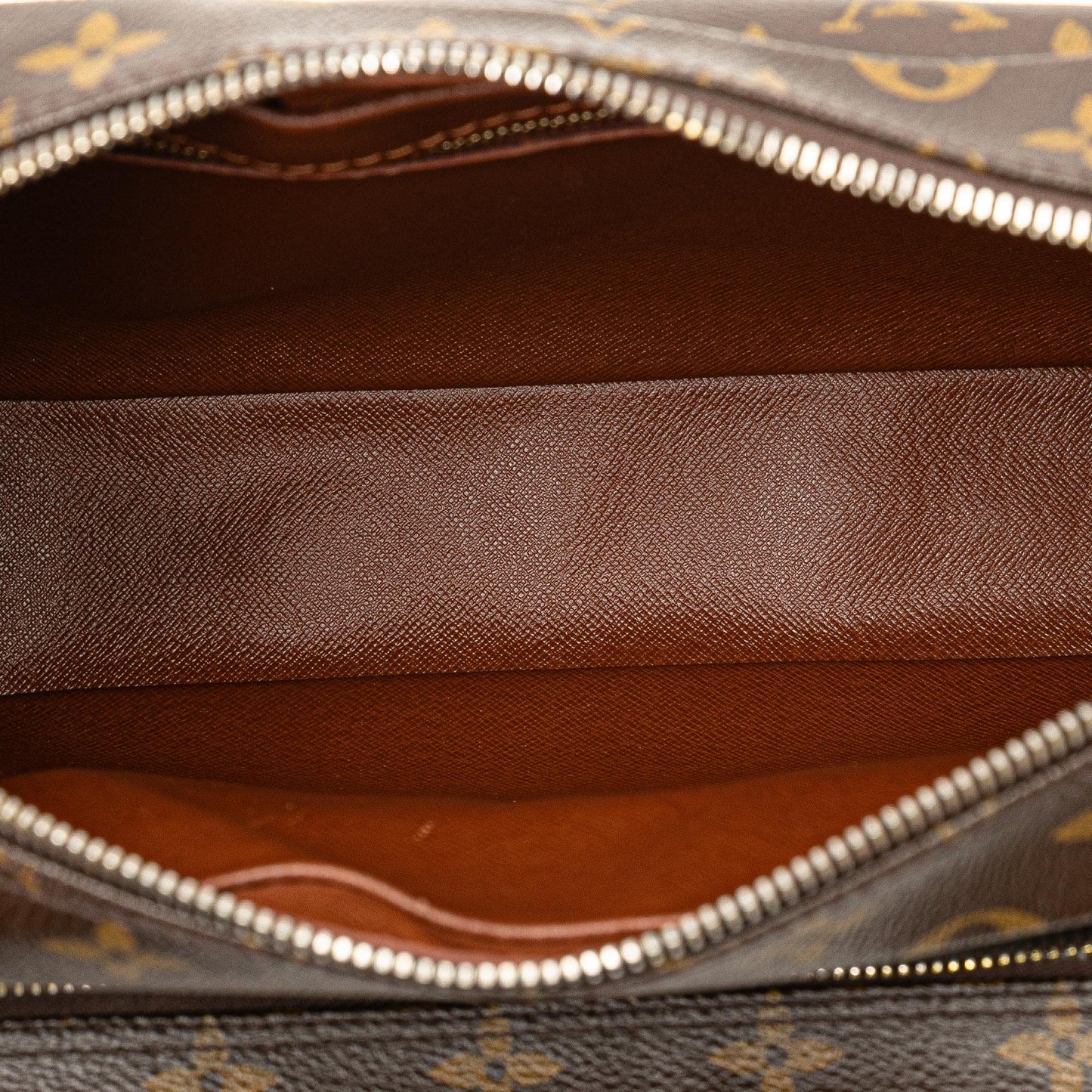 Louis Vuitton Monogram Nil Crossbody Bag (SHG-TvdPUA)
