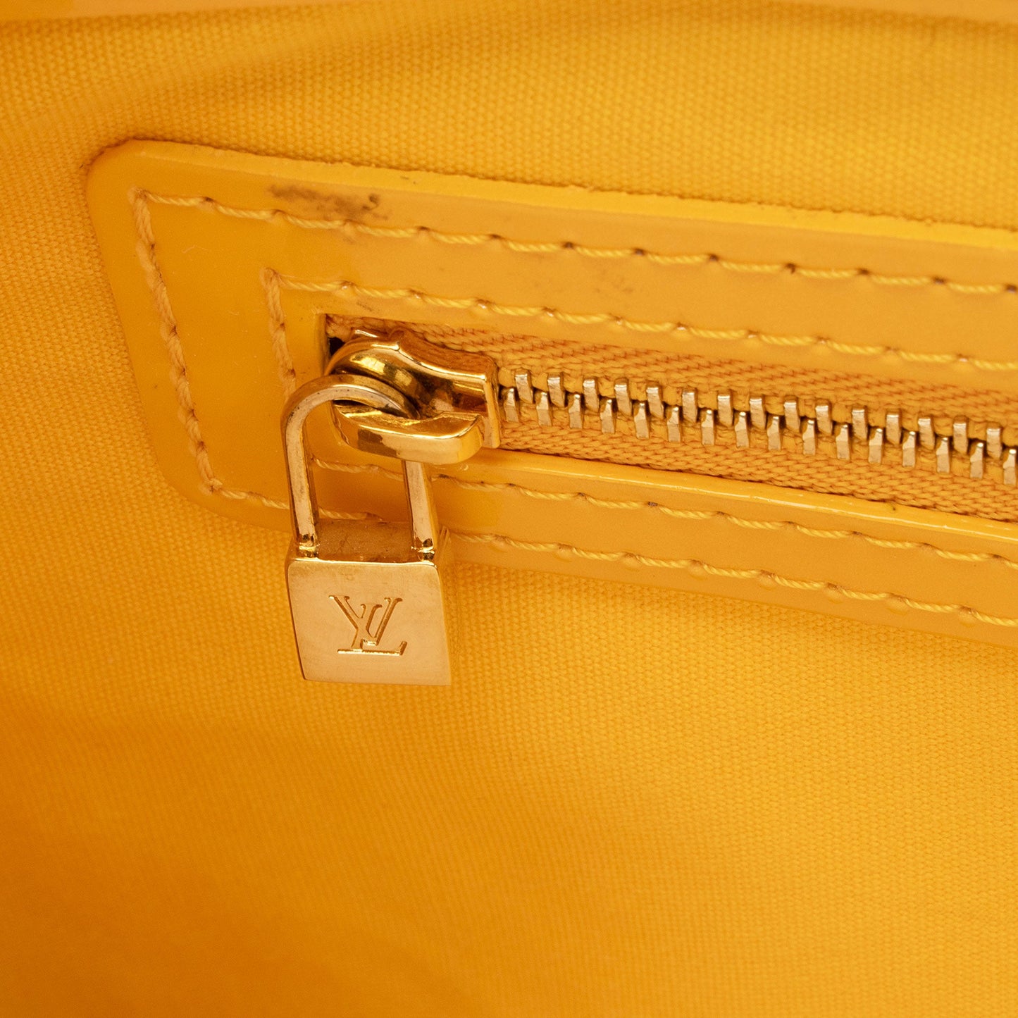 Louis Vuitton Monogram Vernis Wilshire PM Tote (SHF-QSLtSB)