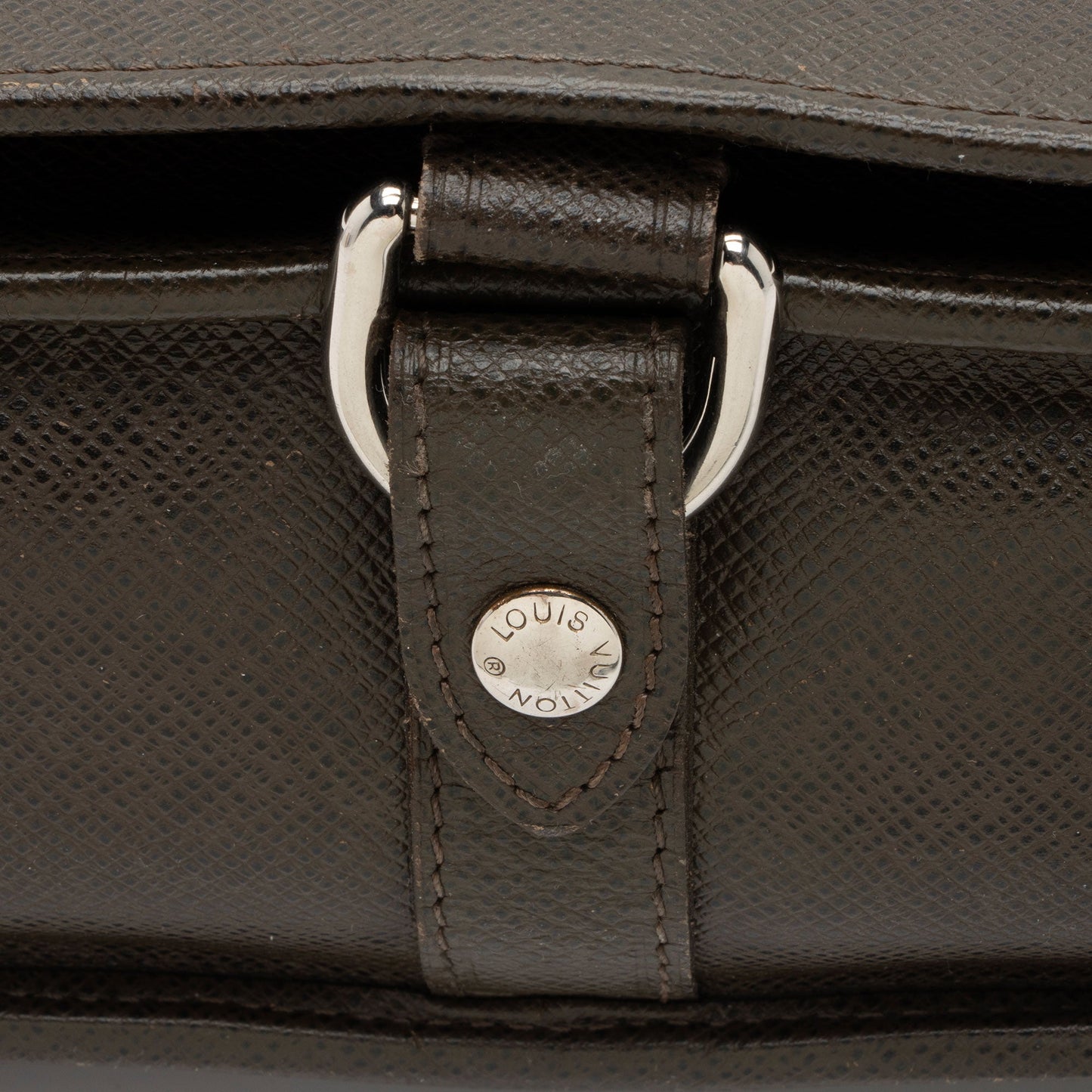 Louis Vuitton Taiga Leather Andrei Messenger (SHF-IYHH6n)