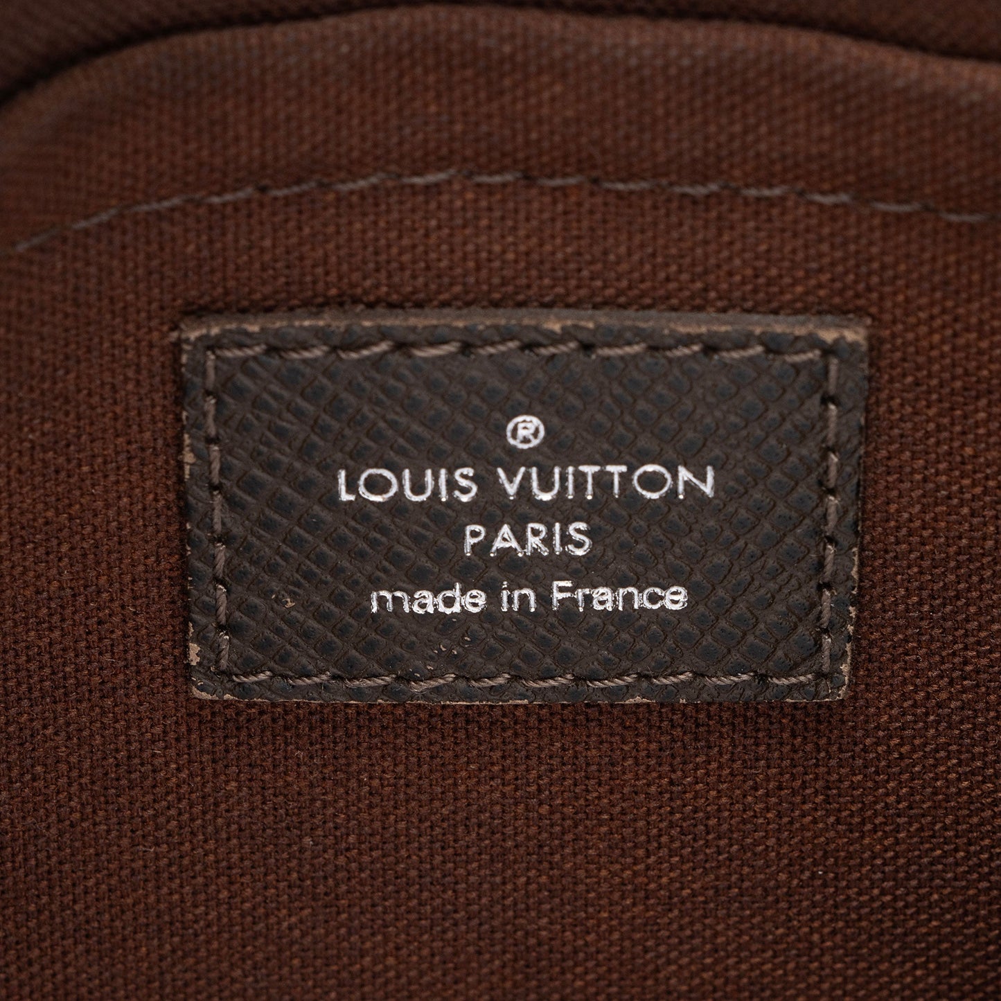 Louis Vuitton Taiga Leather Andrei Messenger (SHF-IYHH6n)