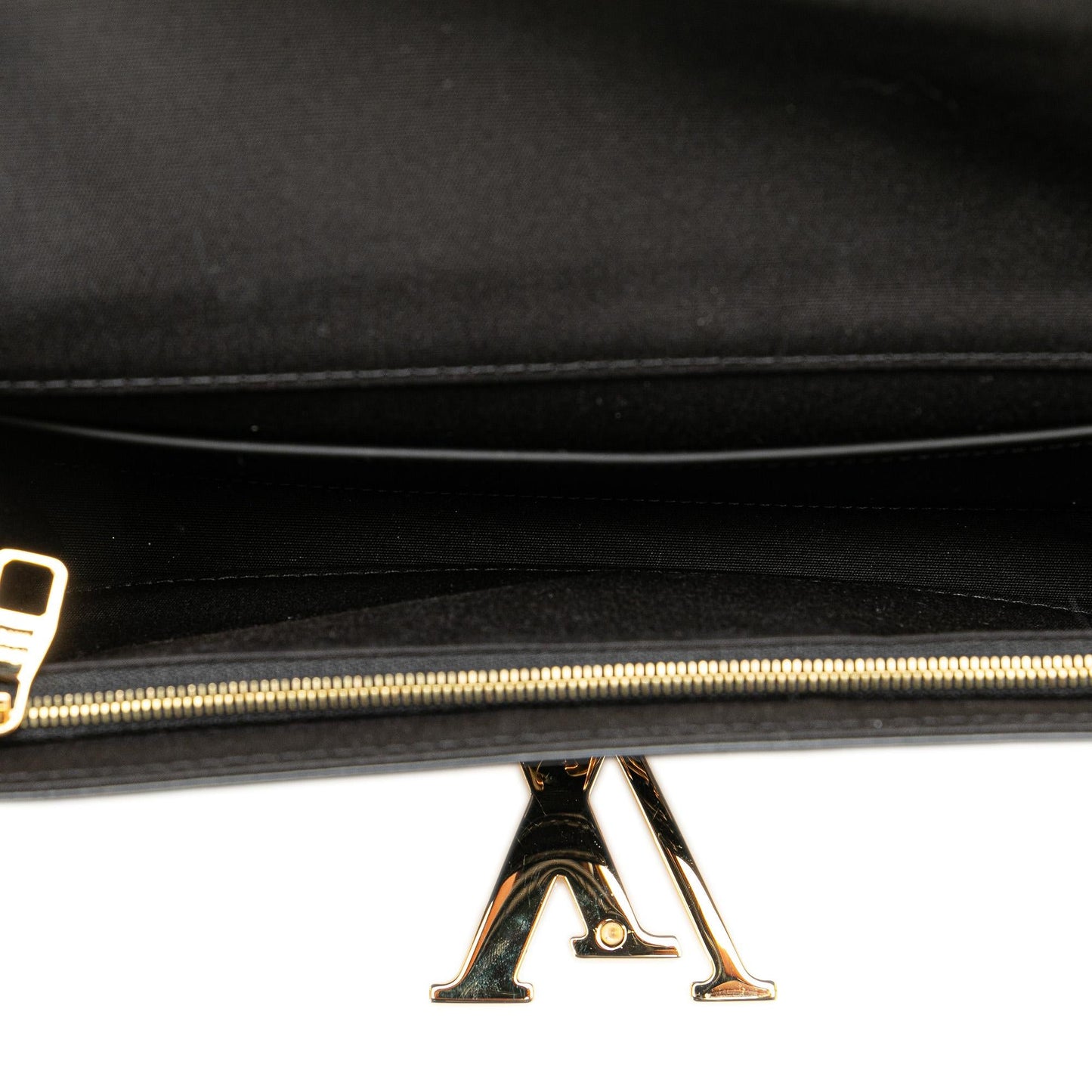 Louis Vuitton Vernis Louise East West Clutch (SHG-HaRu4Q)