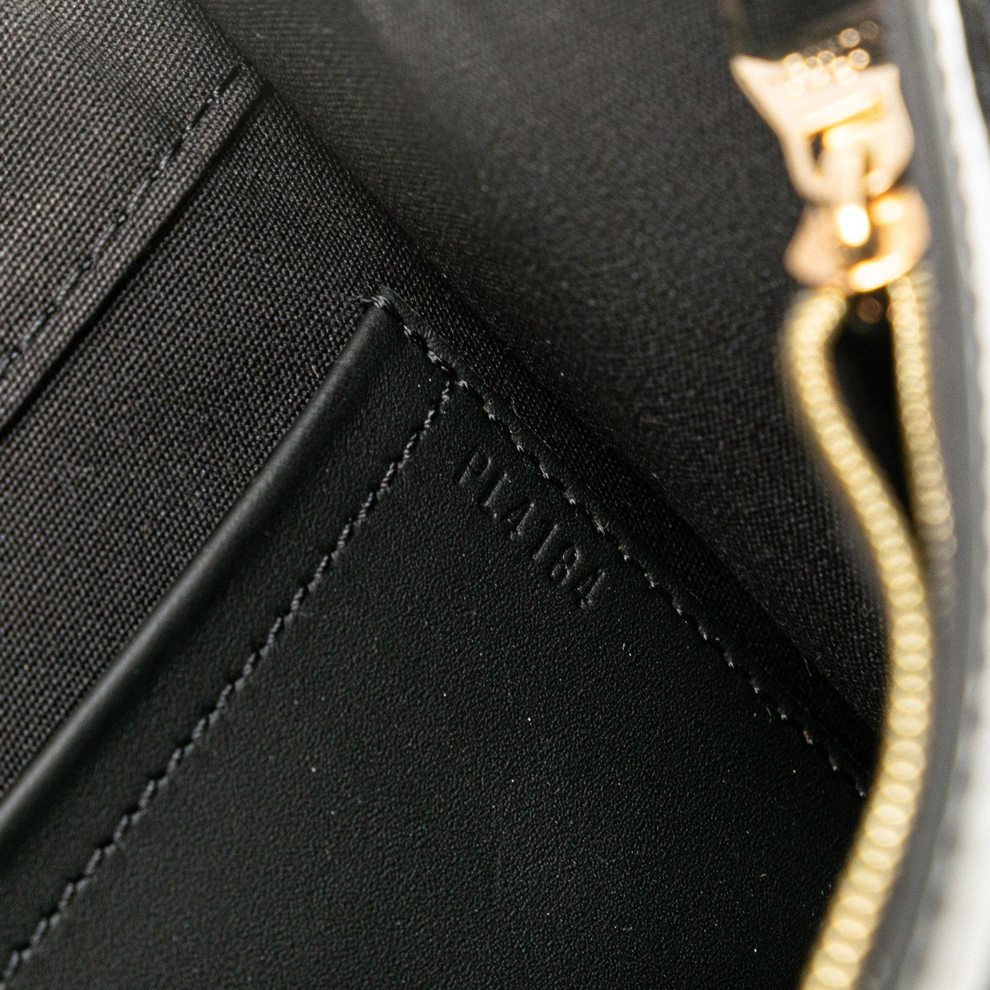 Louis Vuitton Vernis Louise East West Clutch (SHG-HaRu4Q)