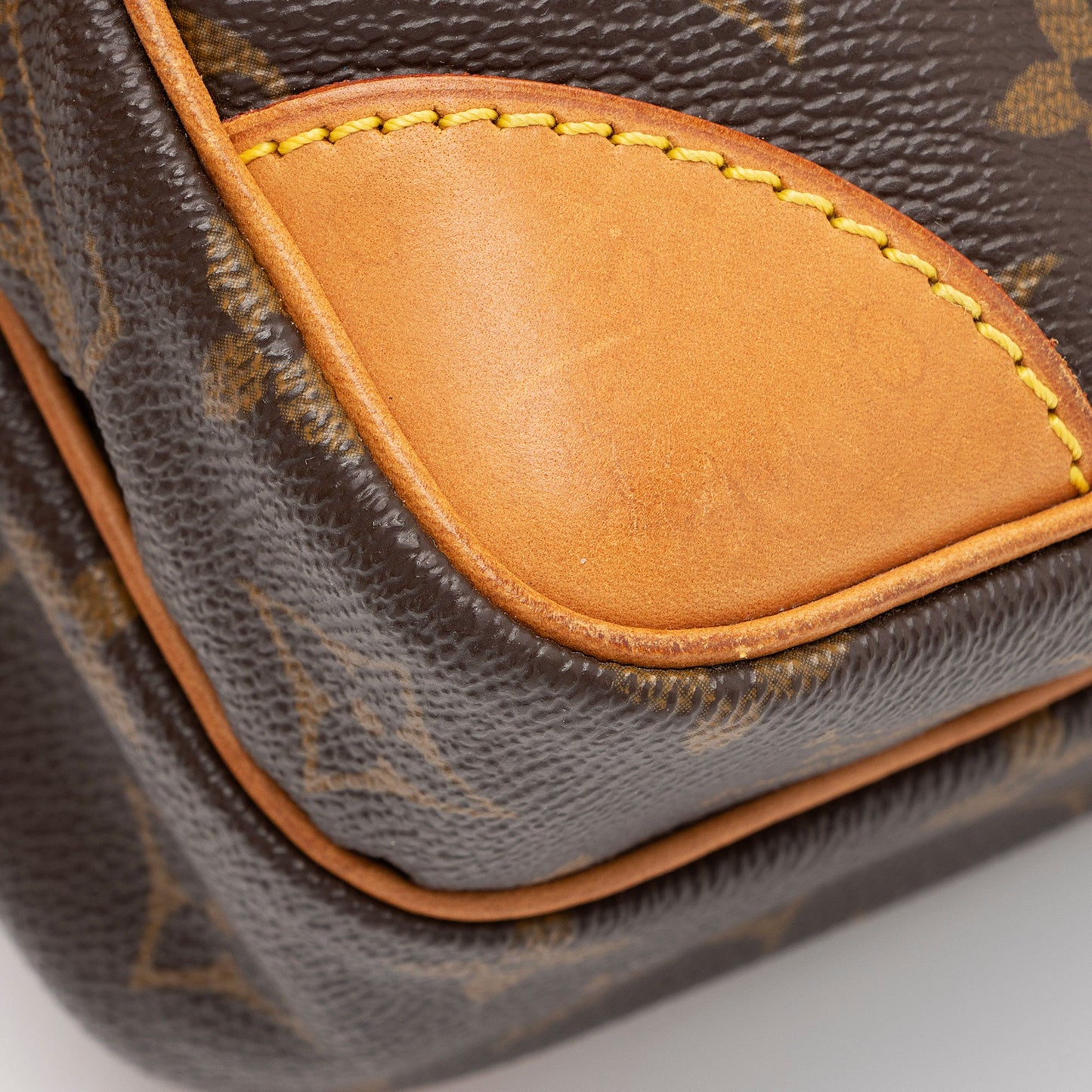 Louis Vuitton Vintage Monogram Canvas Amazone Shoulder Bag (SHF-zoC84k)