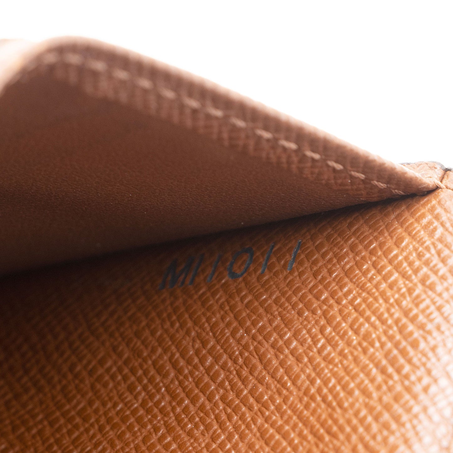 Louis Vuitton Vintage Monogram Canvas Zipped Compact Wallet (SHF-ES5o8c)