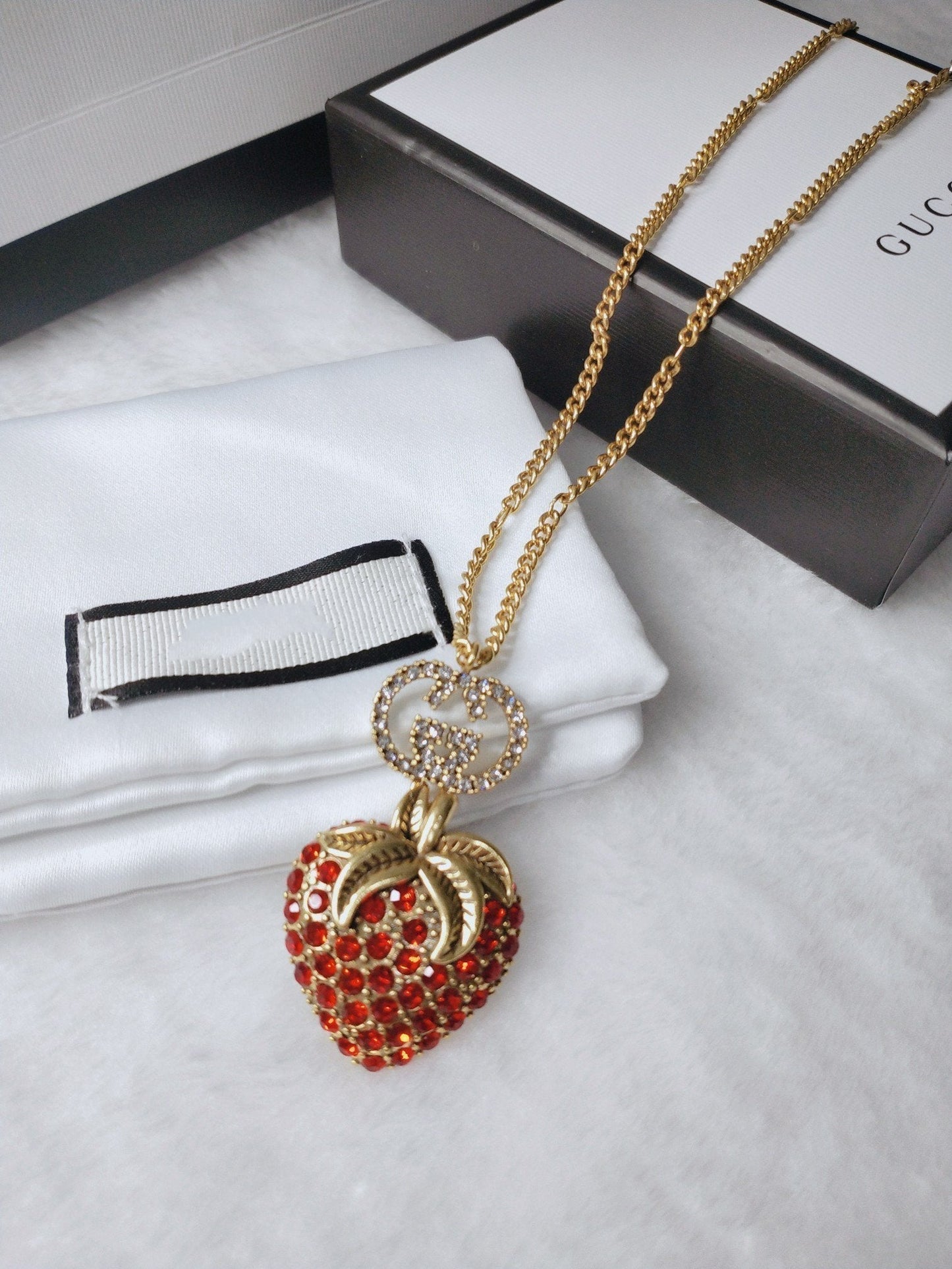 Luxury Gucci GG RED DIAMOND STRAWBERRY NECKLACE