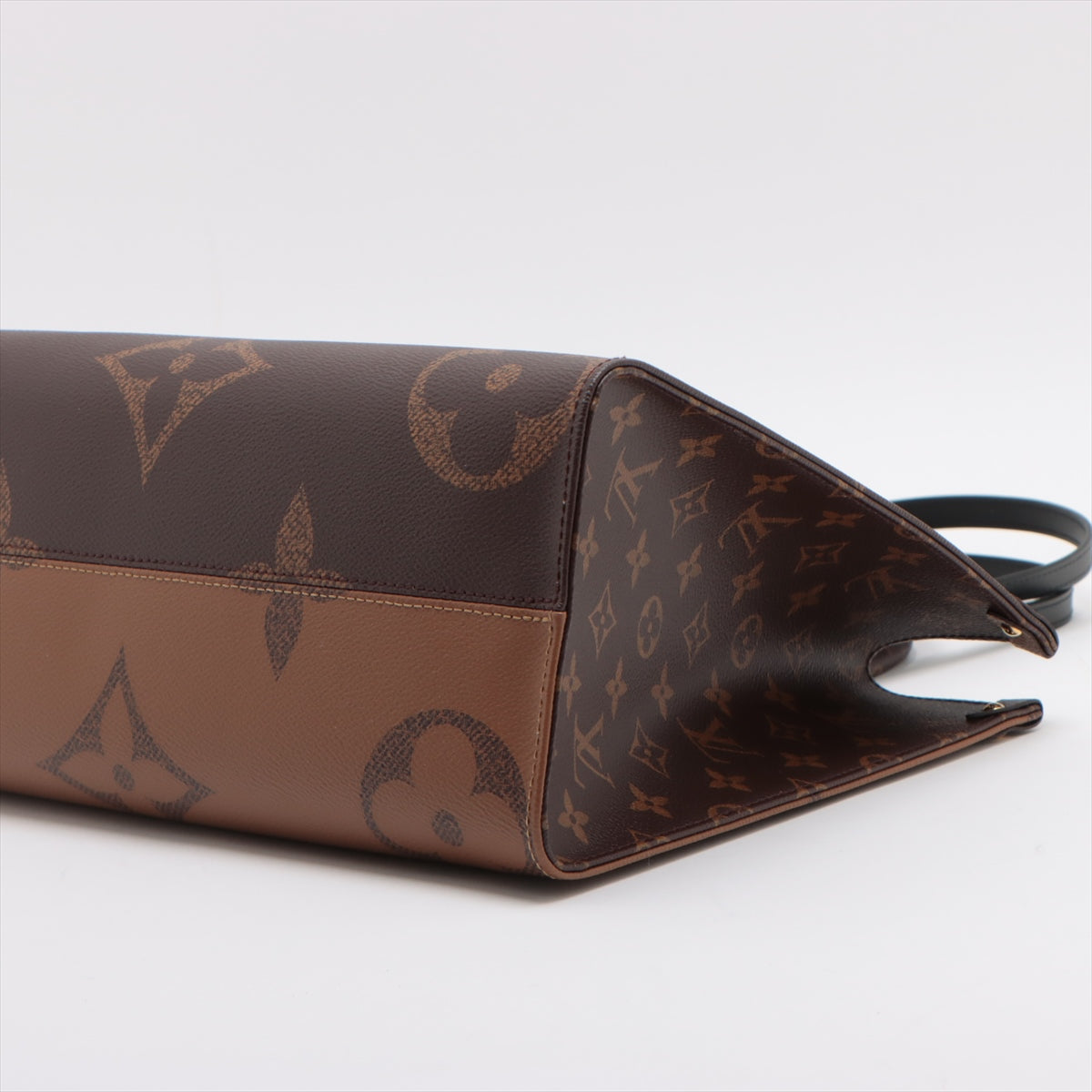 Louis Vuitton Monogram Giant Reversee On The Gor MM M45321    place