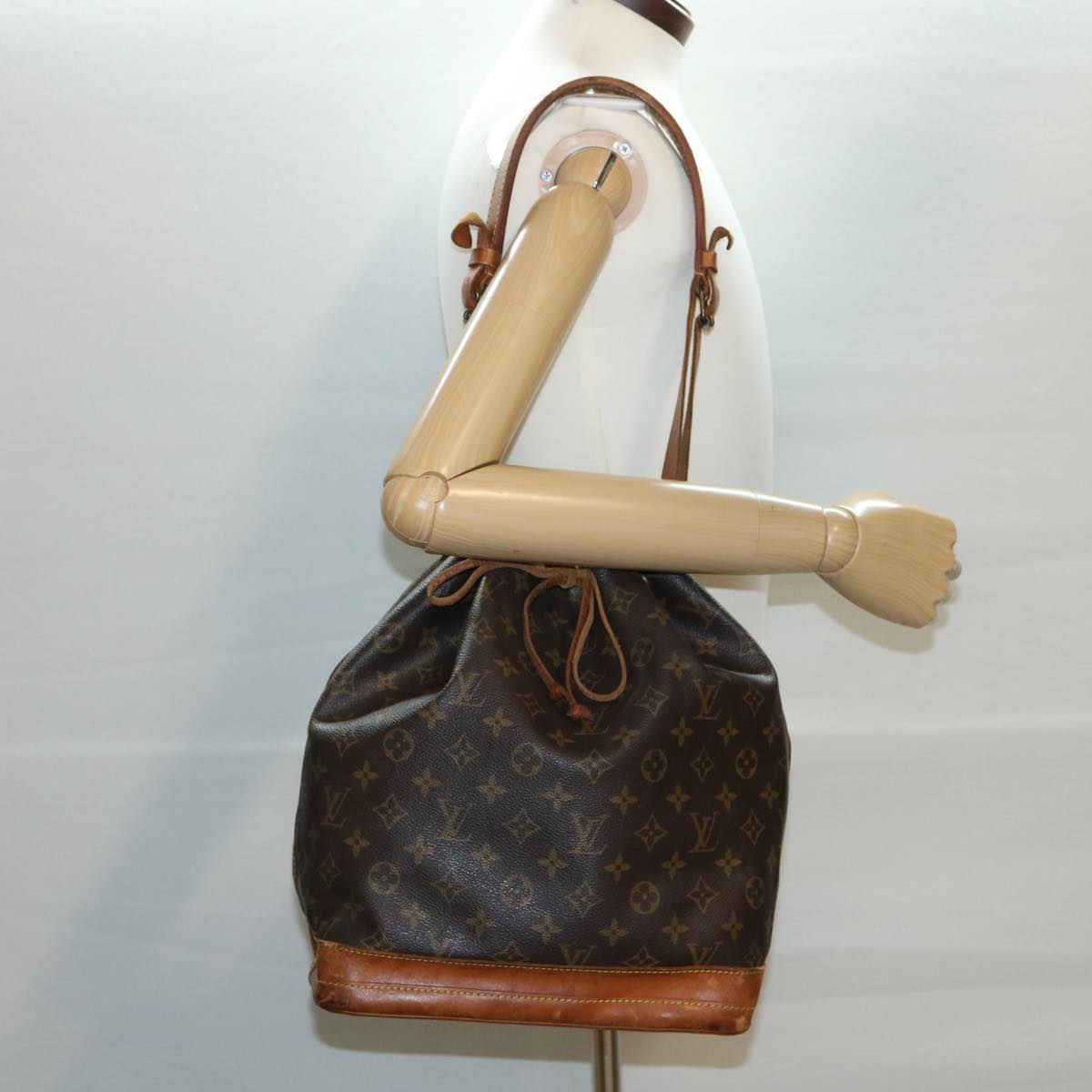 LOUIS VUITTON Monogram Noe Shoulder Bag M42224 LV ai473