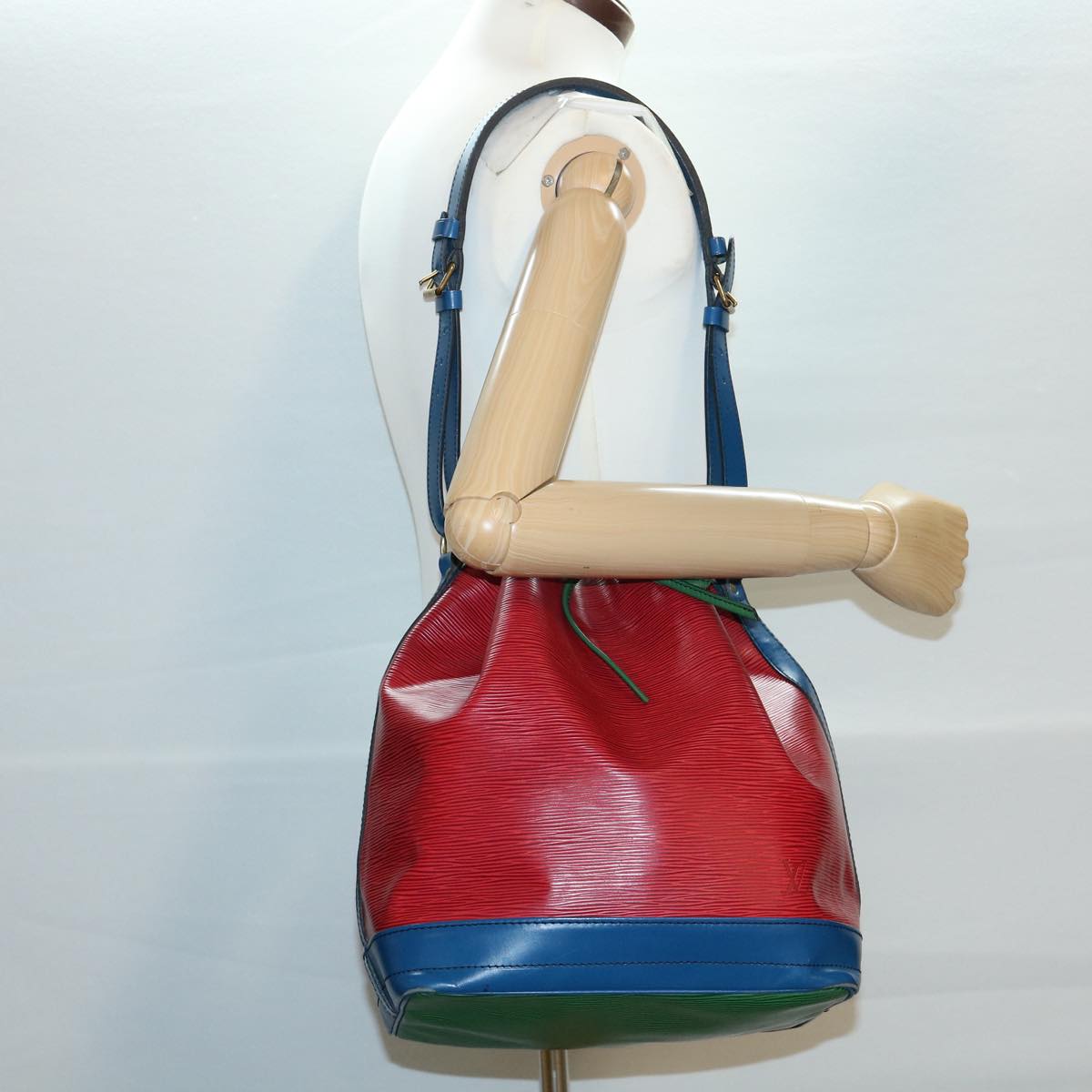 LOUIS VUITTON Epi Tricolor Noe Shoulder Bag Green Blue Red M44084 LV ai477