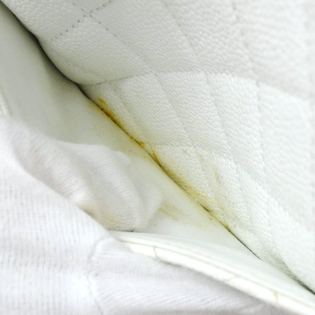 CHANEL 1997-1999 Wood Chain Classic Flap Medium White Caviar ao28840
