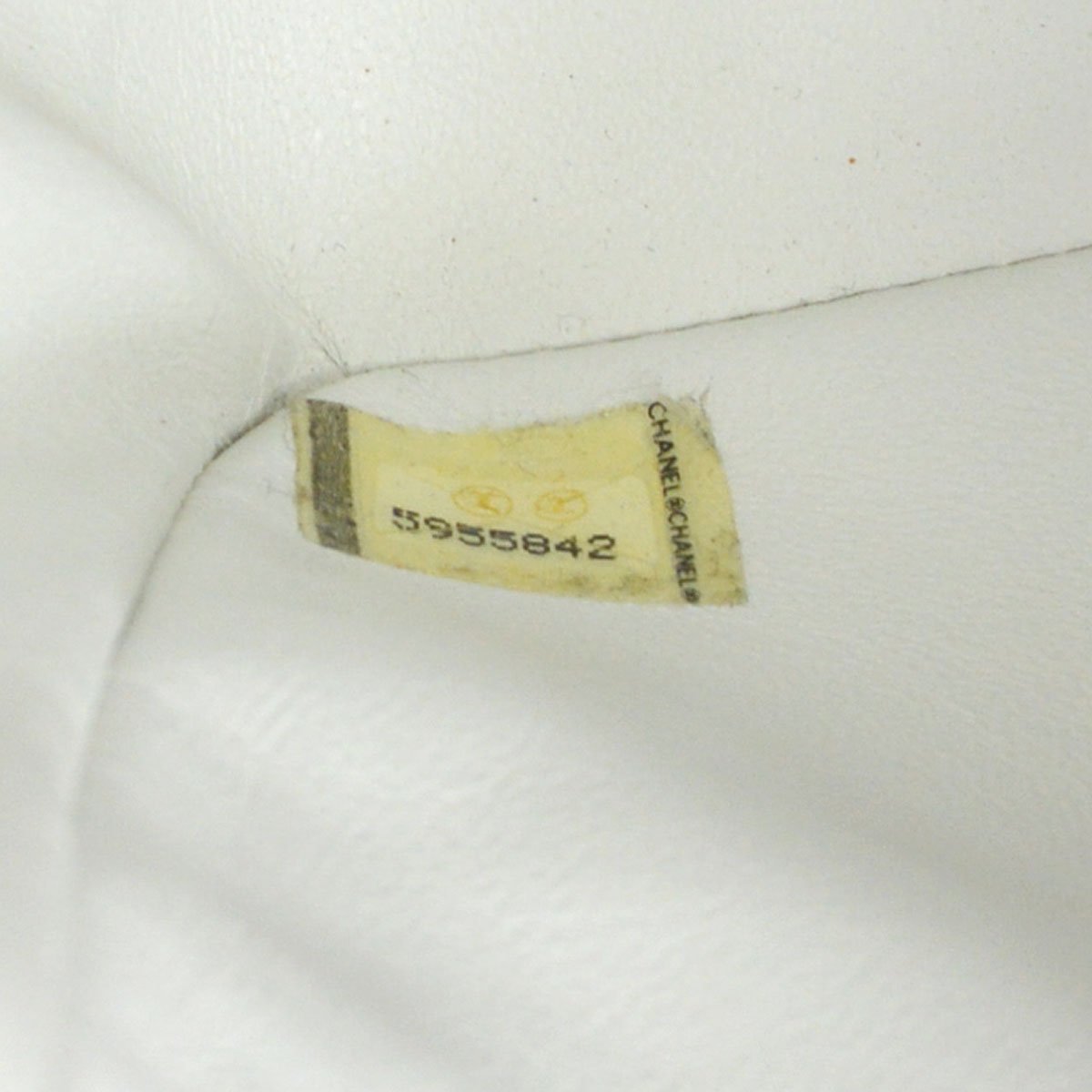 CHANEL 1997-1999 Wood Chain Classic Flap Medium White Caviar ao28840