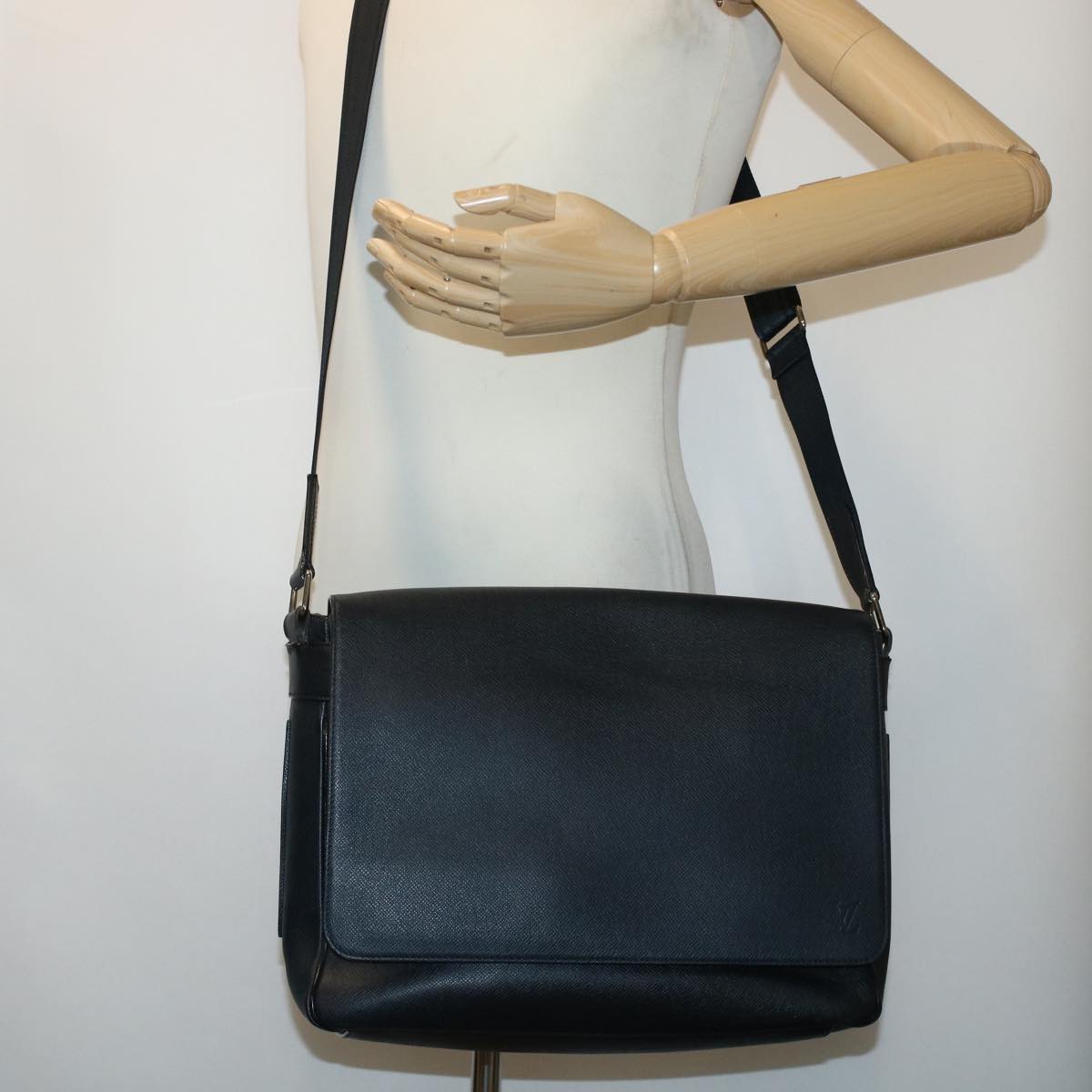 LOUIS VUITTON Taiga Leather Romantic GM Shoulder Bag Boreal M32627 ar9641