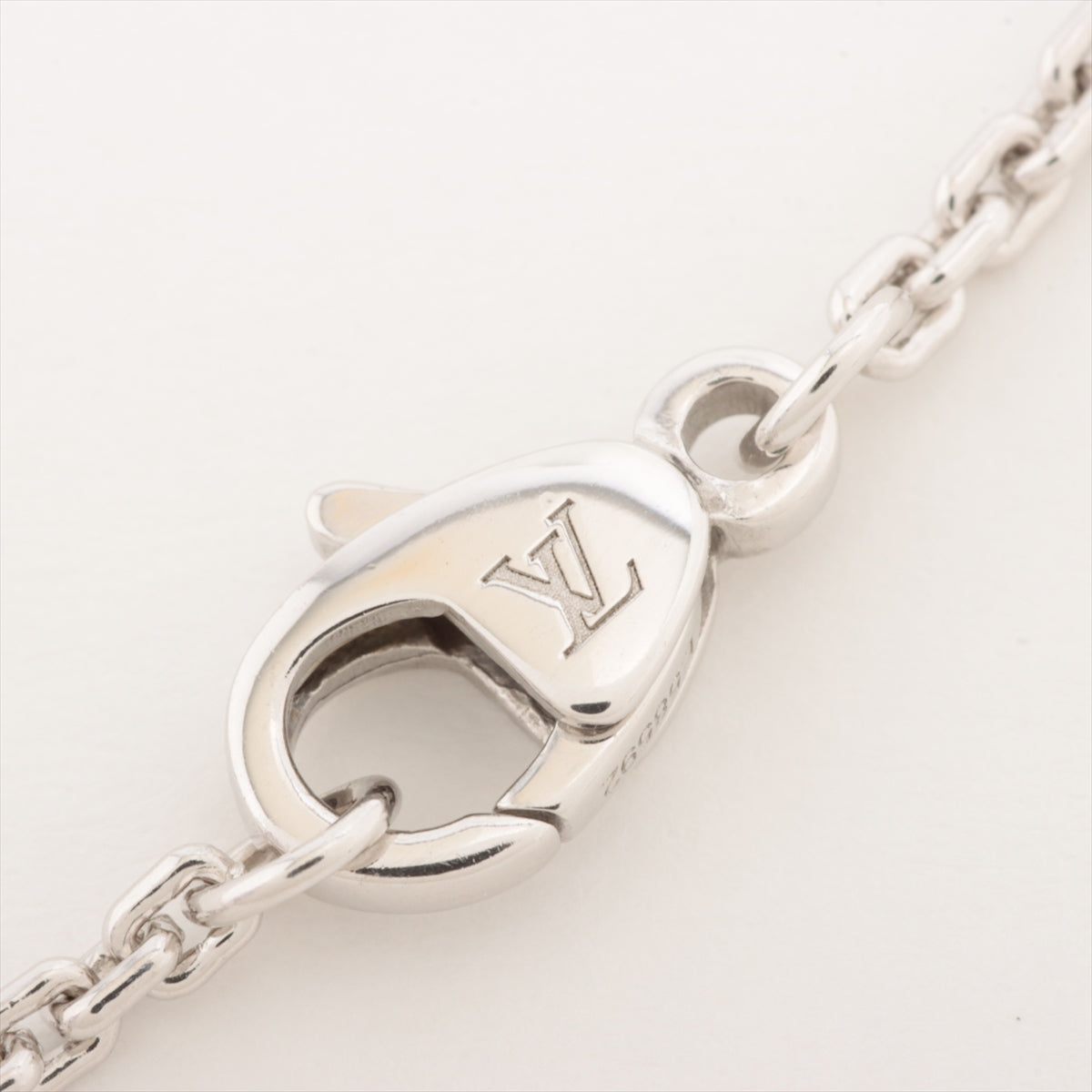 Louis Vuitton Pandantive LV Volt one GM diamond necklace 750 (WG) 18.0g