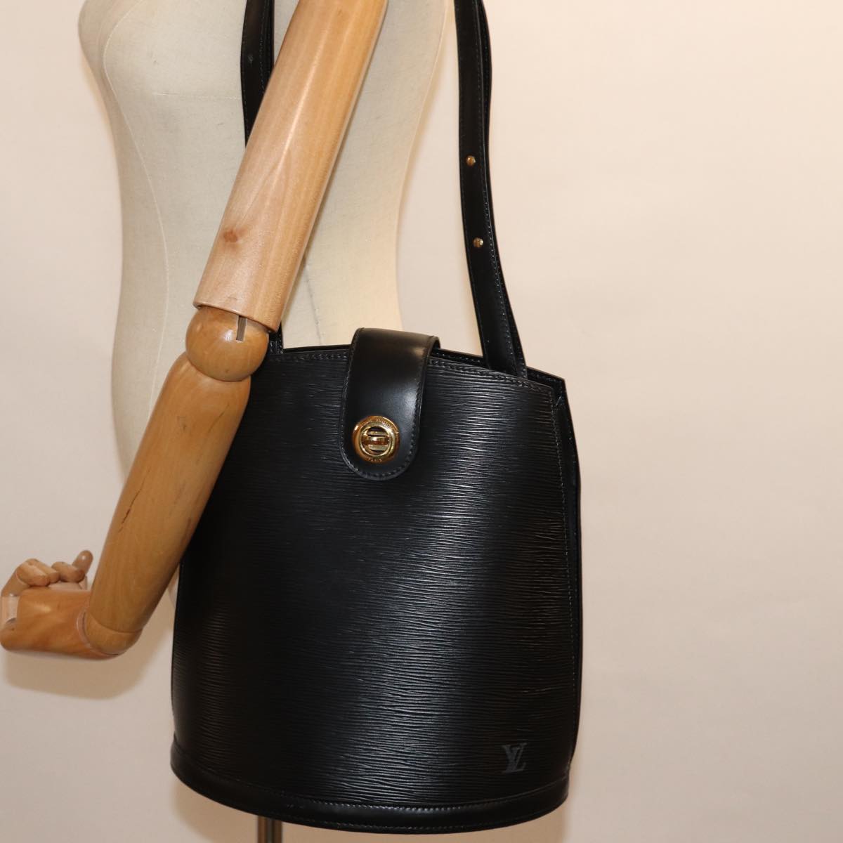 LOUIS VUITTON Epi Cluny Shoulder Bag Black M52252 LV bs14658