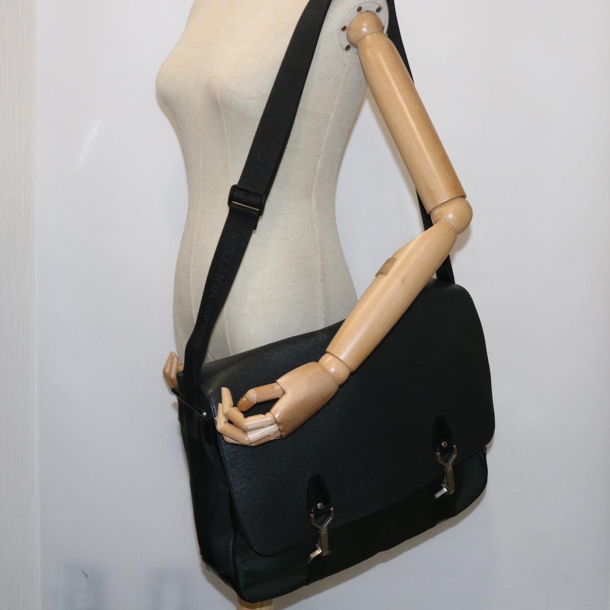 LOUIS VUITTON Taiga Leather Delsous Shoulder Bag Epicea M30164 LV bs8863