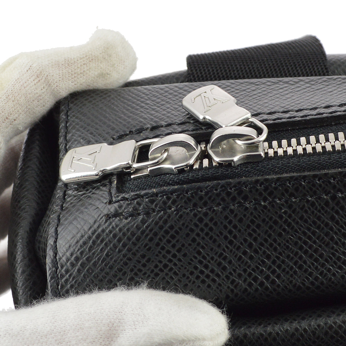 Louis Vuitton 2003 Black Taiga Beluga Shoulder Bag M30912