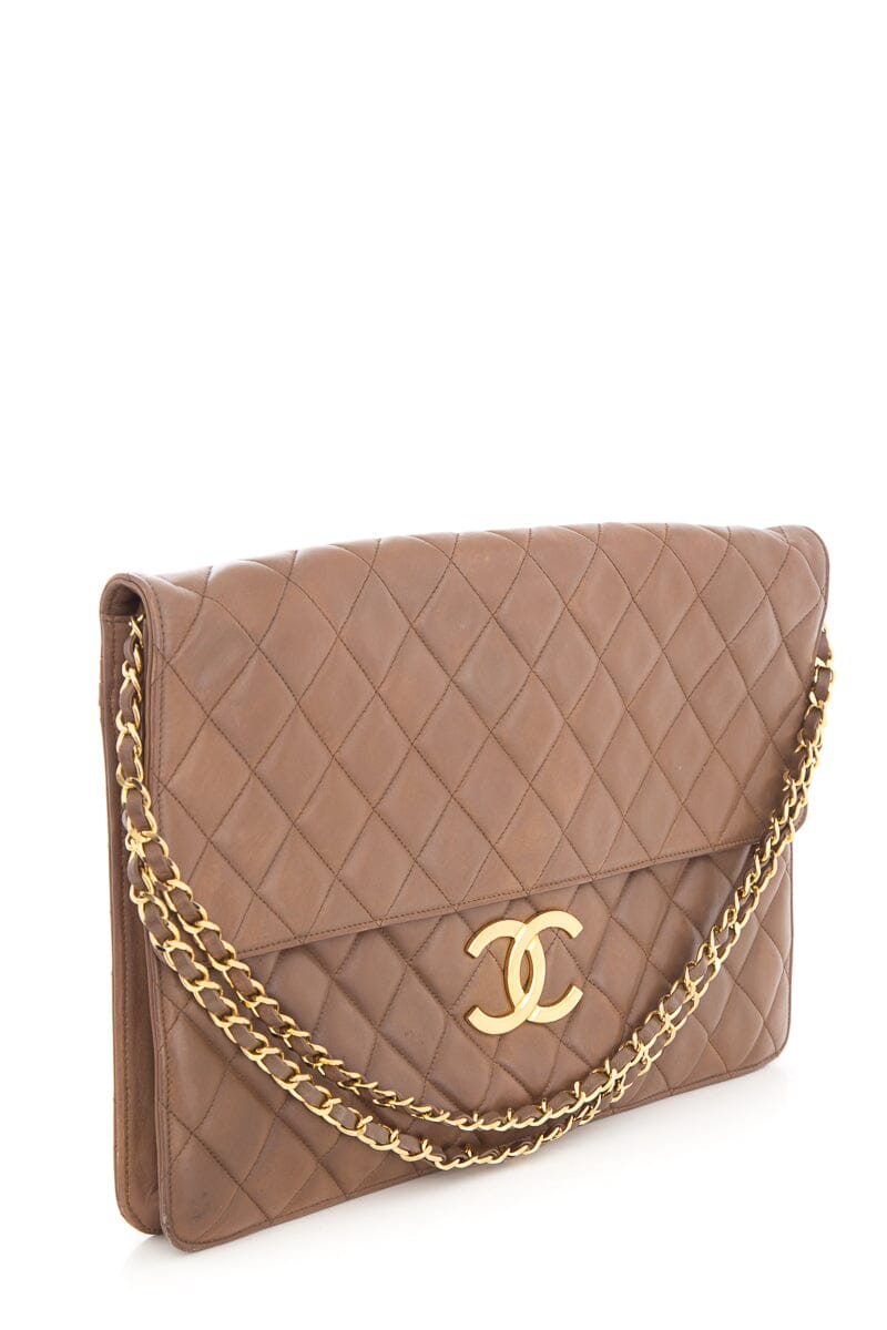 Luxury Chanel 1989-1991 Beige Quilted Clutch on Chain With Gold Hardware