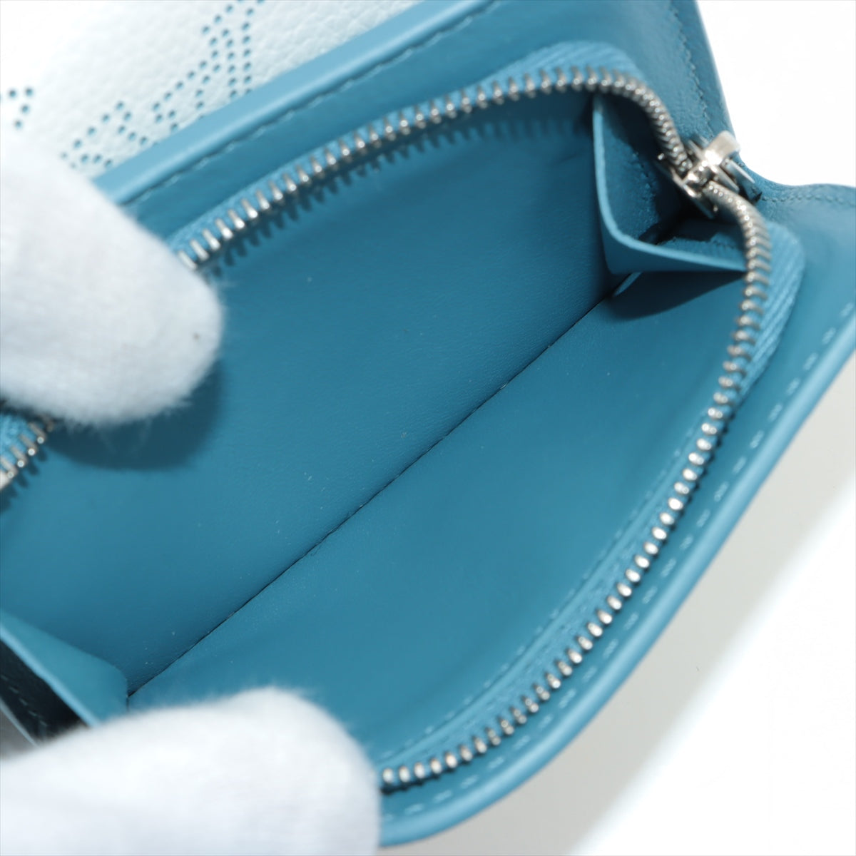 Louis Vuitton Machina Portfolio Yulis Compact M69213 Snow Compact Wallet