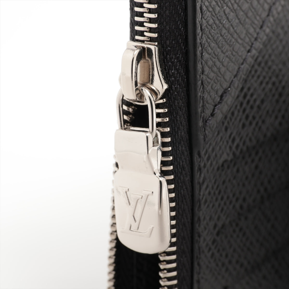 Louis Vuitton Taiga Coin Card Her M62914 Black Coin Case