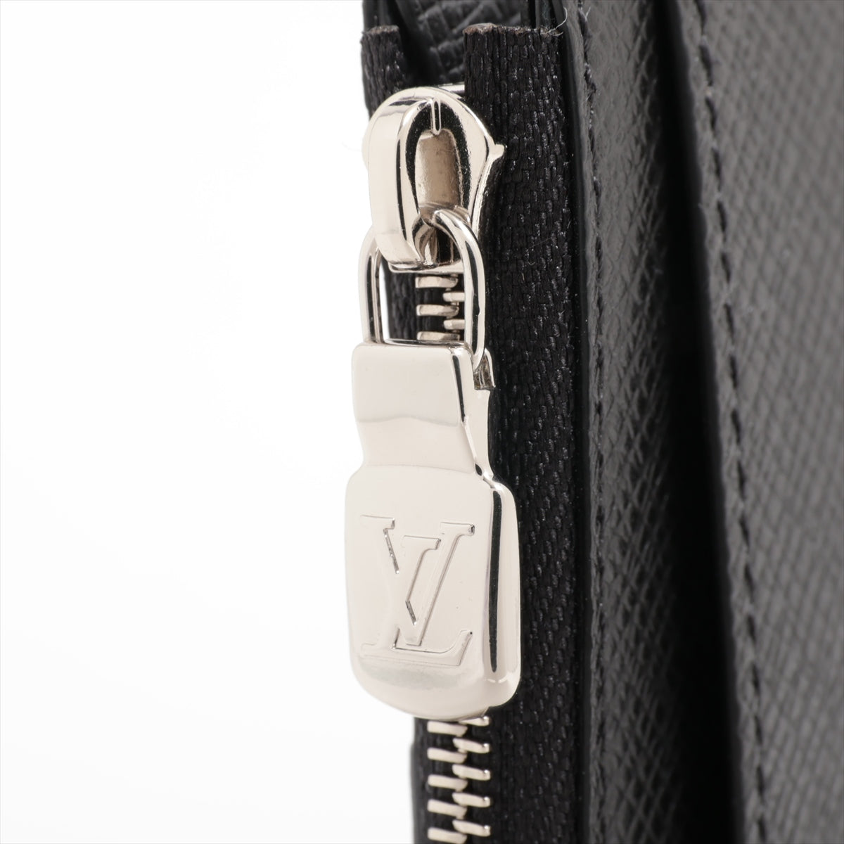 Louis Vuitton Taiga Coin Card Her M62914 Black Coin Case